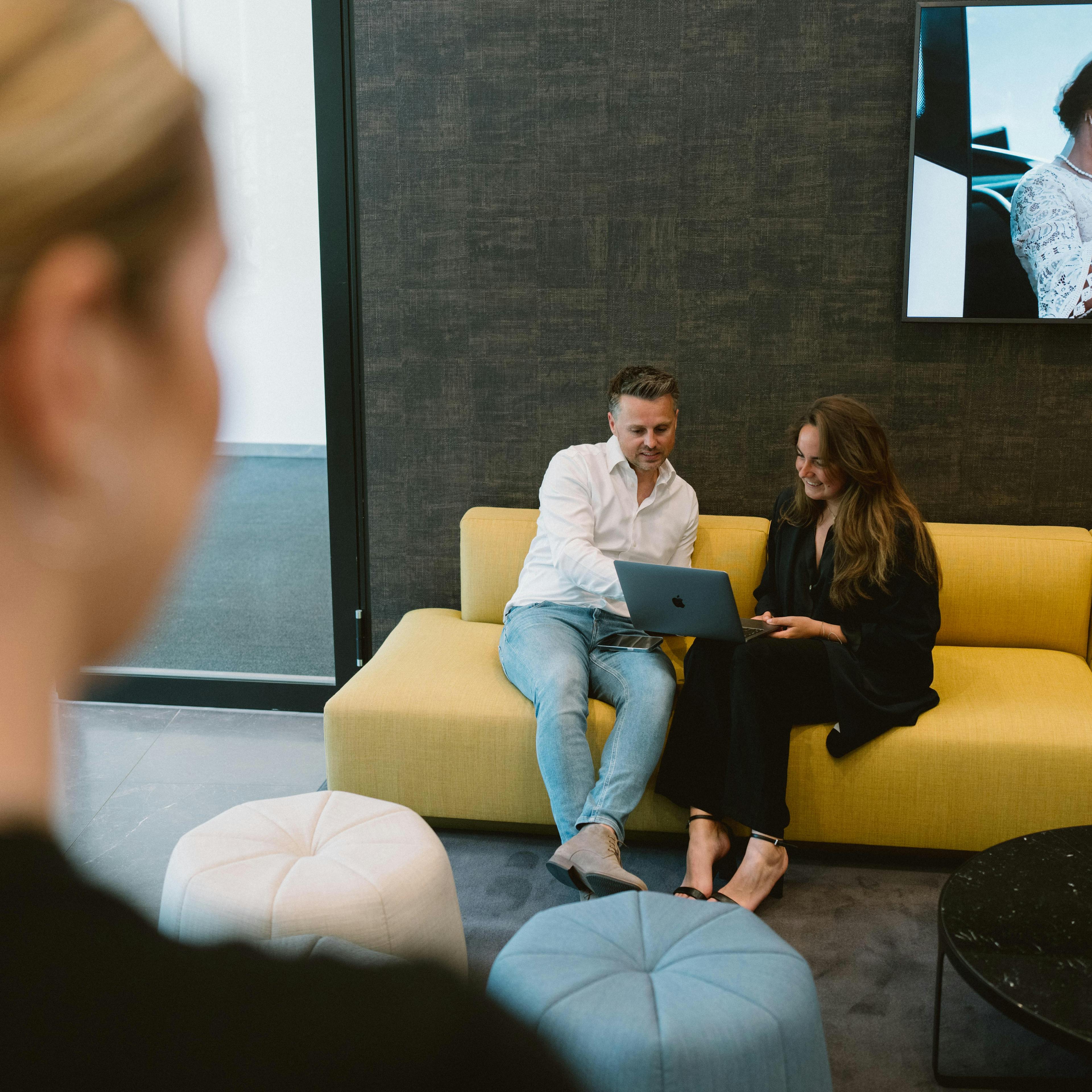 Collega's in gesprek in ontvangst lounge. 