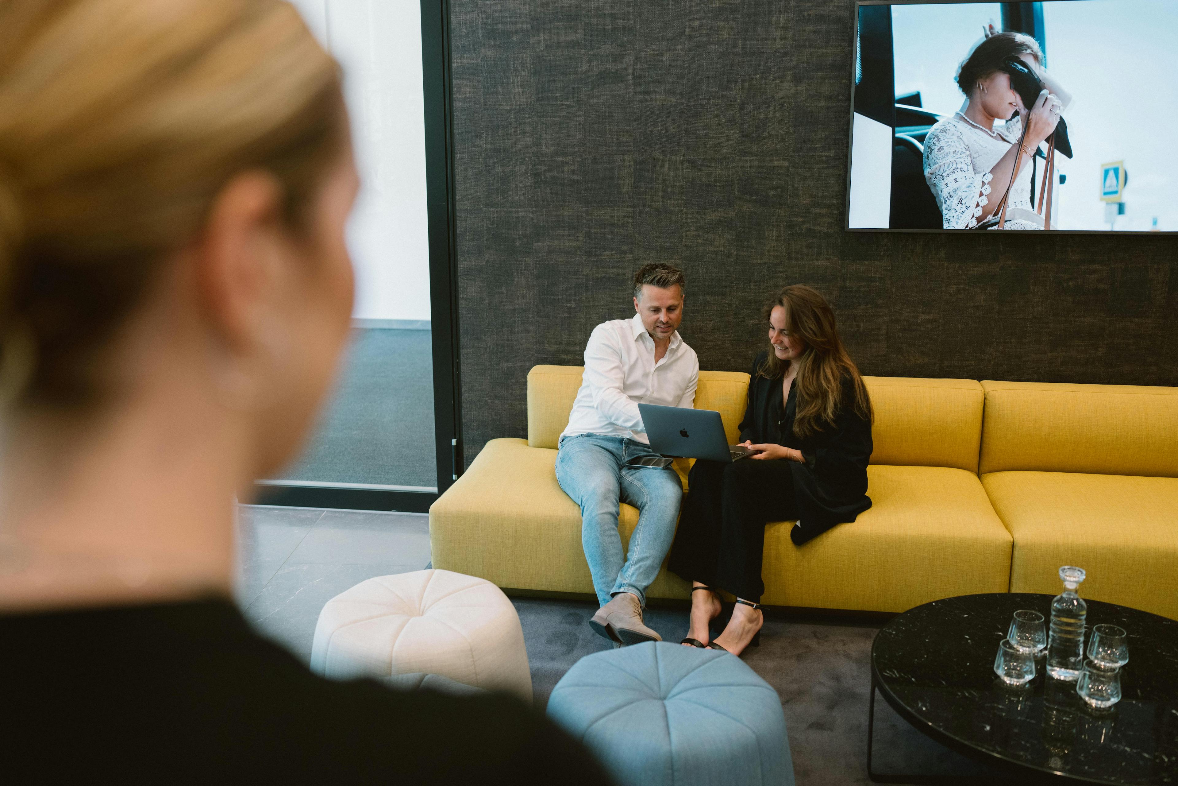 Collega's in gesprek in ontvangst lounge. 