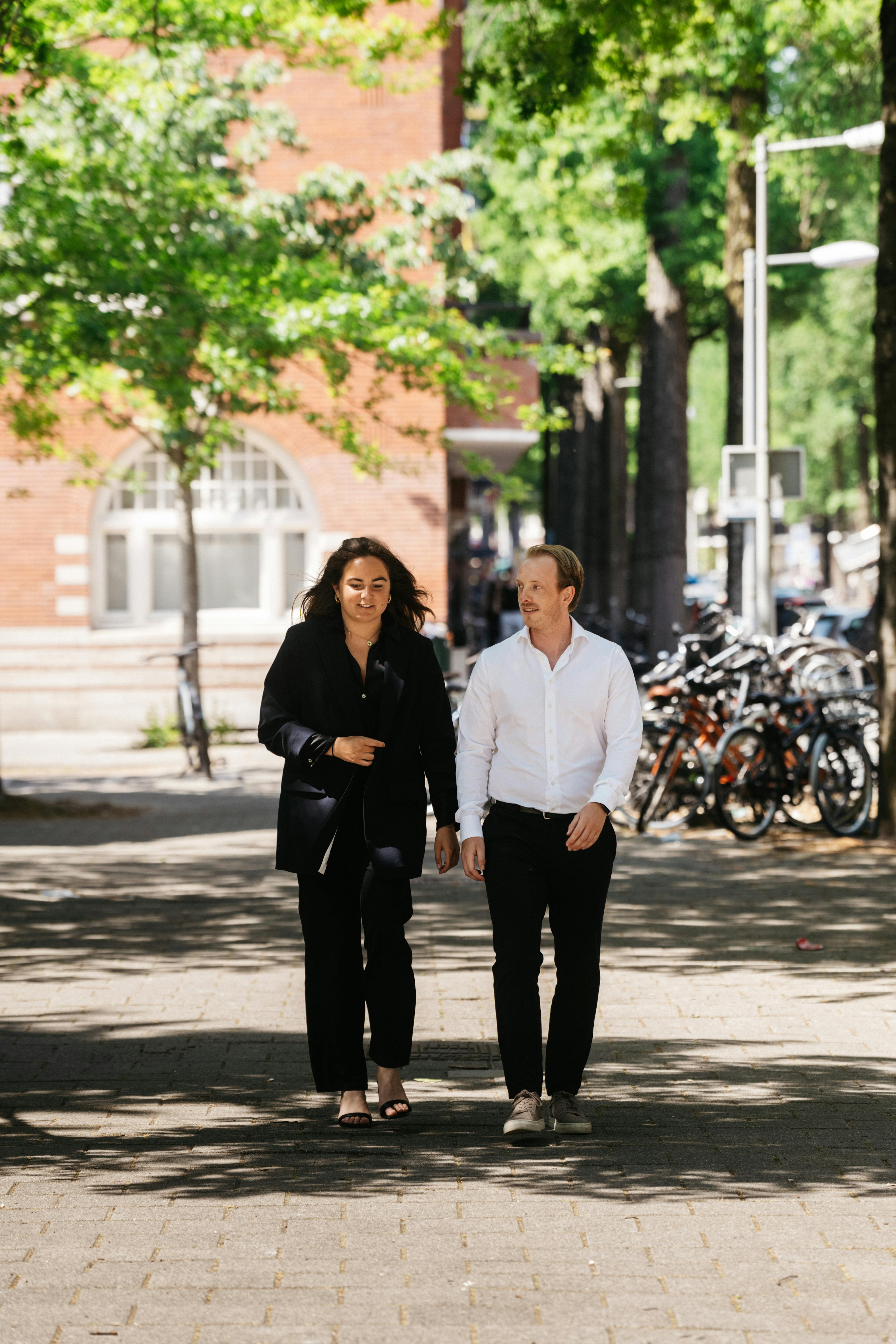 Lopende collega's in gesprek buiten.