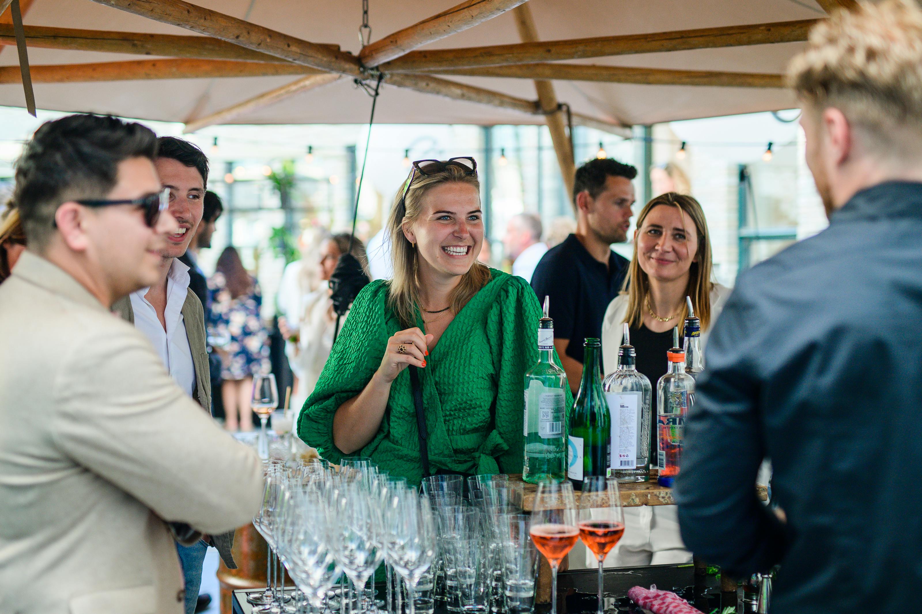 Medewerkers op event in binnentuin van kantoor.
