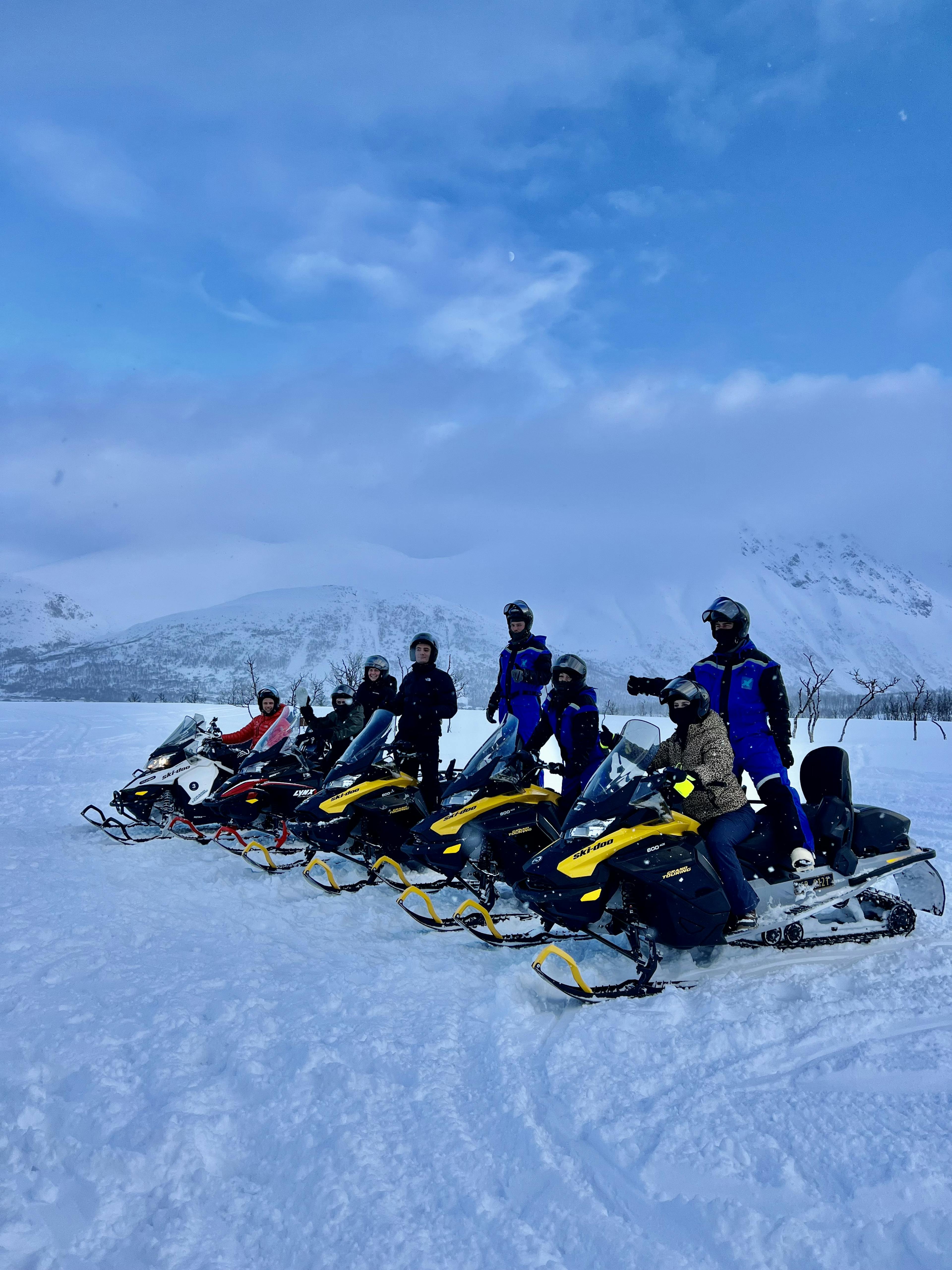 Elite group op sneeuwmobielen.