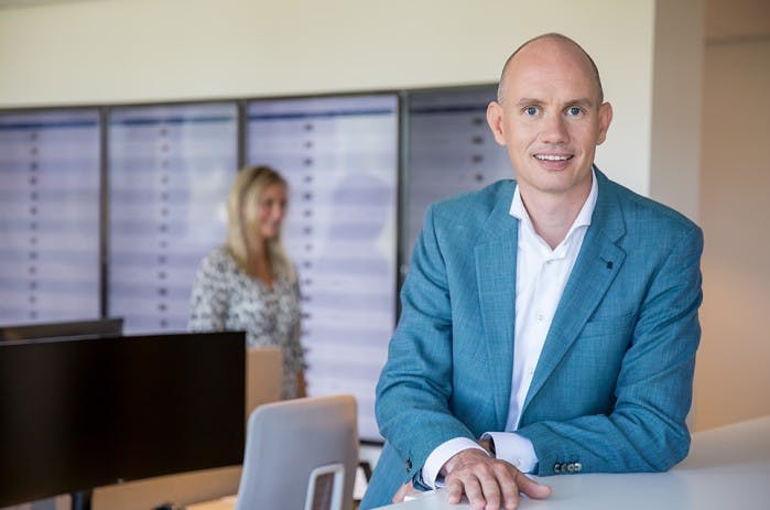 Foto van man in blauw pak.