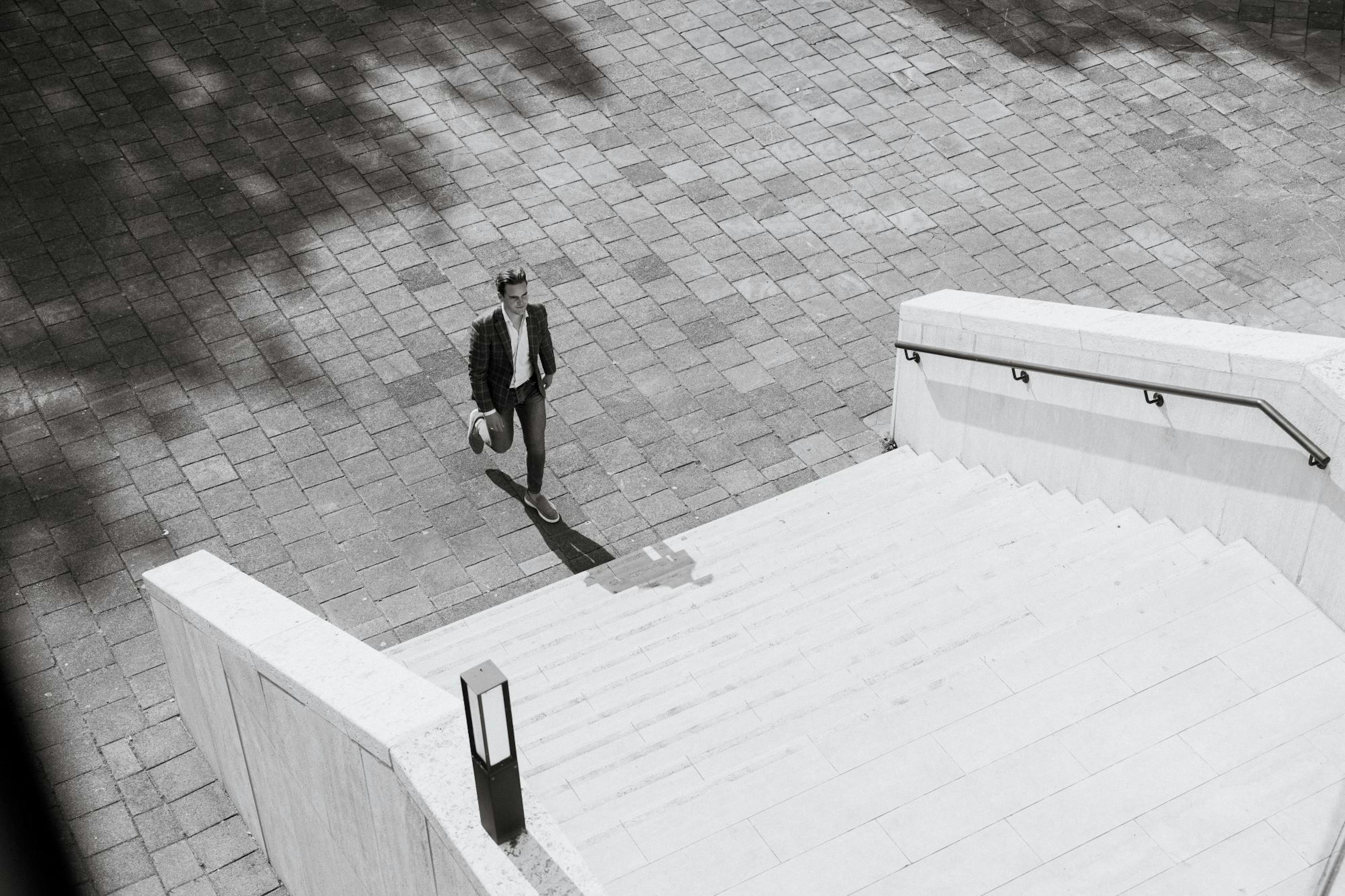 Young professional onderweg naar trap omhoog.