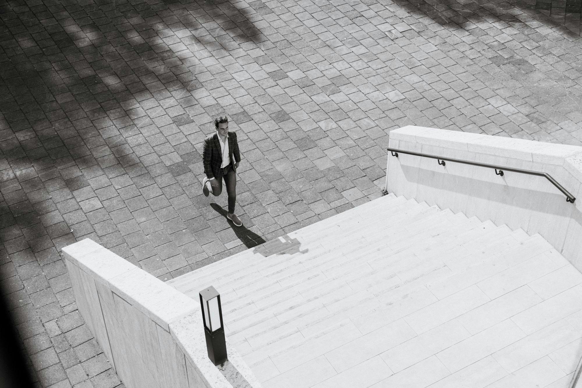 Young professional onderweg naar trap omhoog.