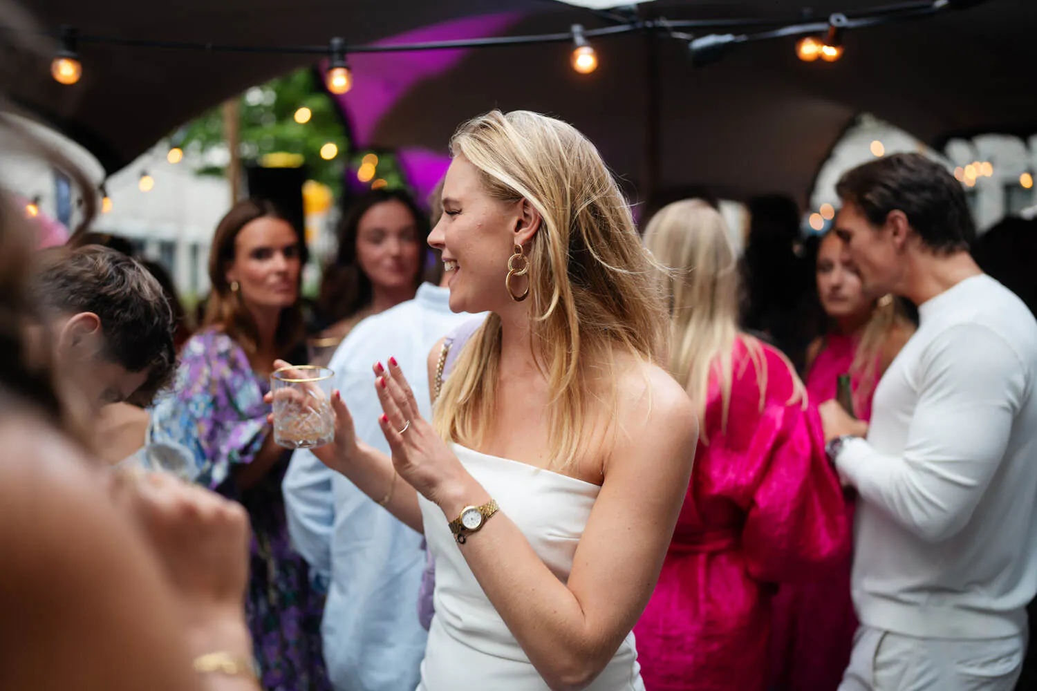 Lachende medewerkers van Elevation Group tijdens het Summer Garden Event