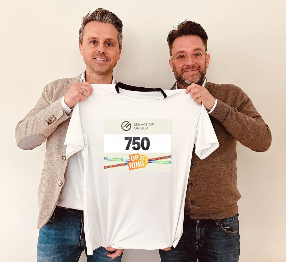 Michiel Mulder en Marc Nipius die samen een shirt vasthouden.