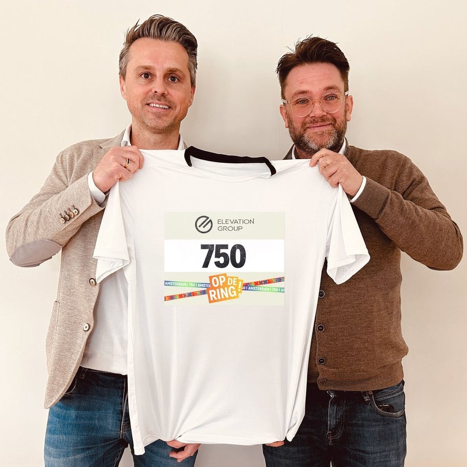 Michiel Mulder en Marc Nipius die samen een shirt vasthouden.