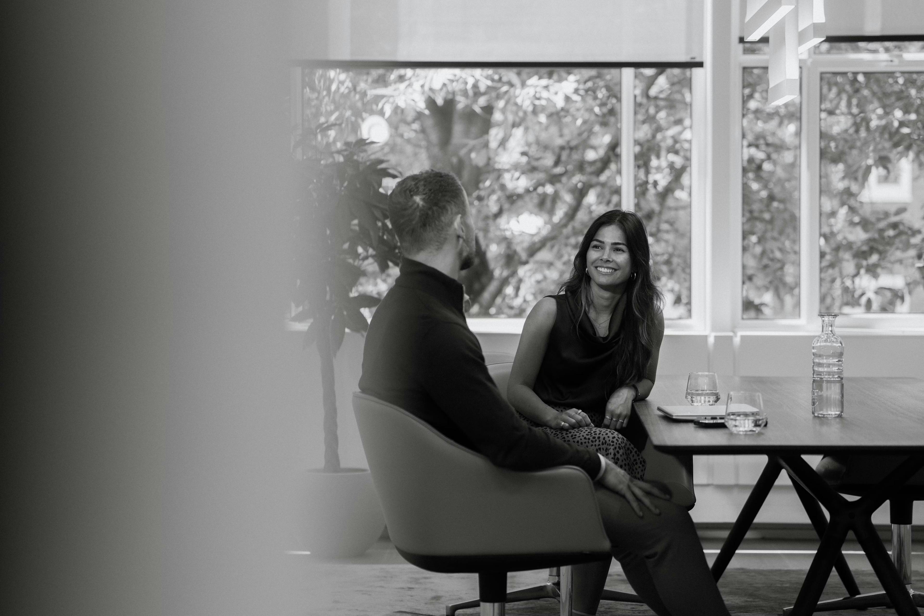 Medewerkers in Apollohouse in gesprek