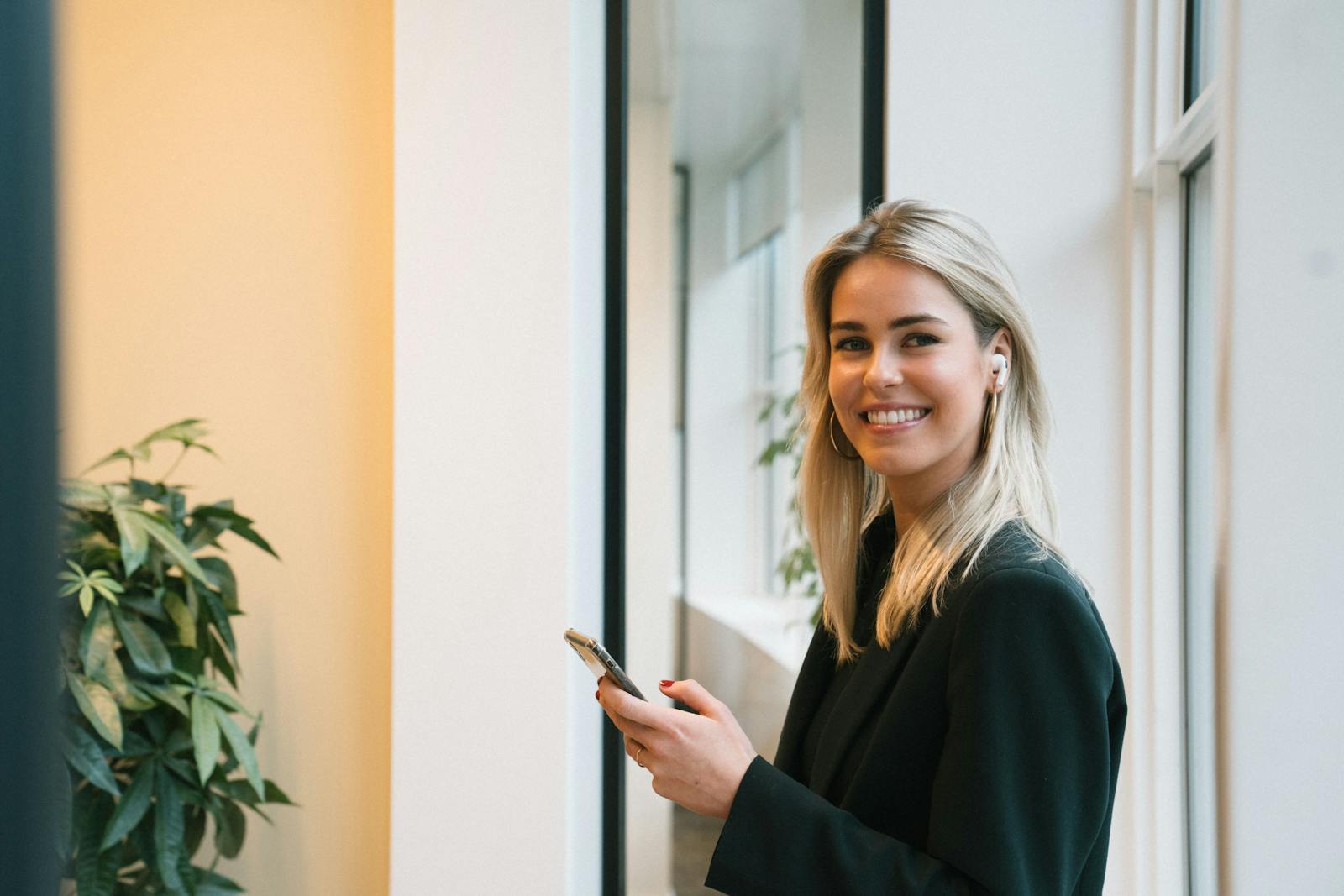 Werknemer van het Talent Acquisition team die aan het bellen is met airpods in.