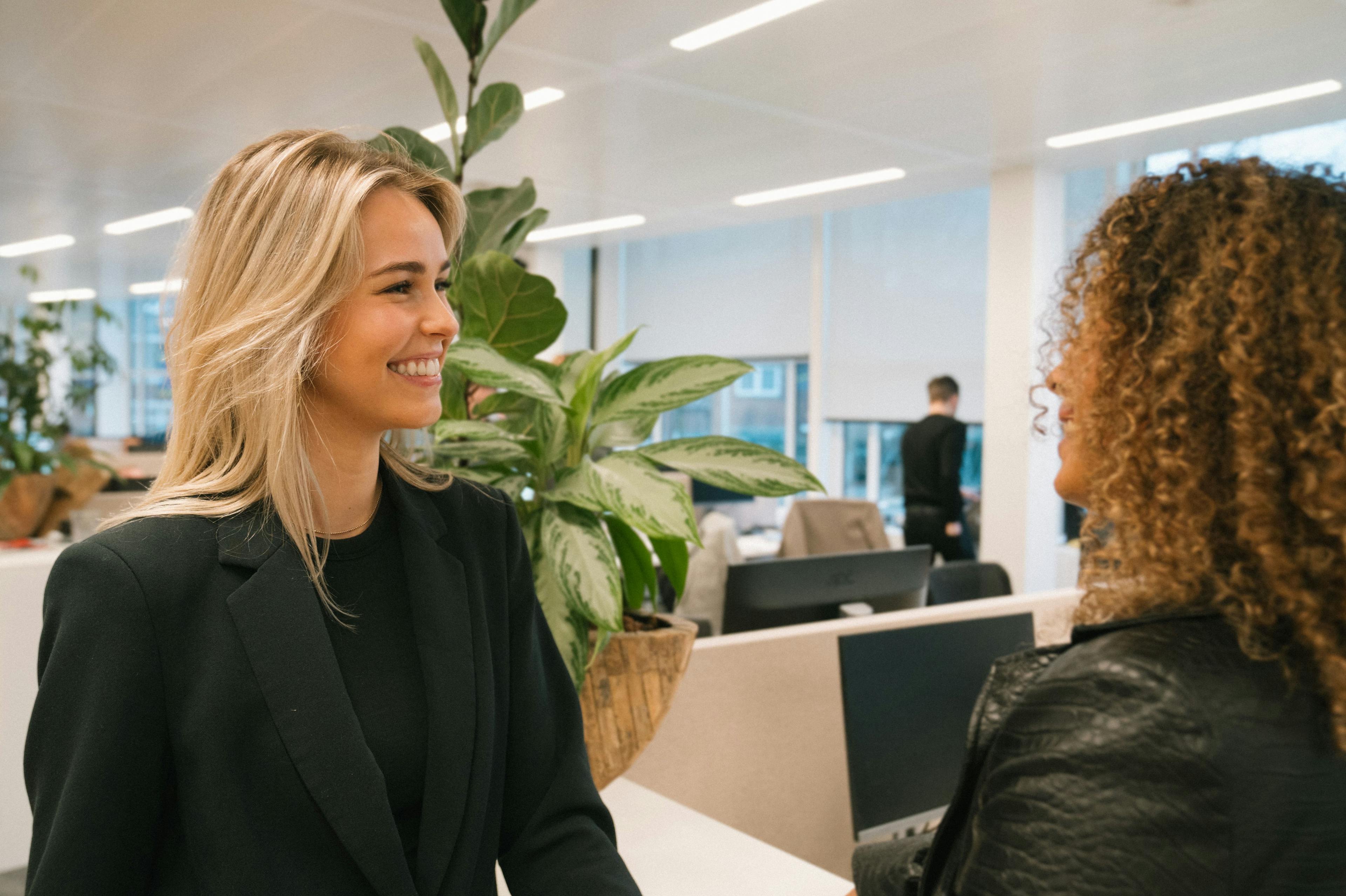 Medewerker Yfke Voorbij in gesprek met een collega.