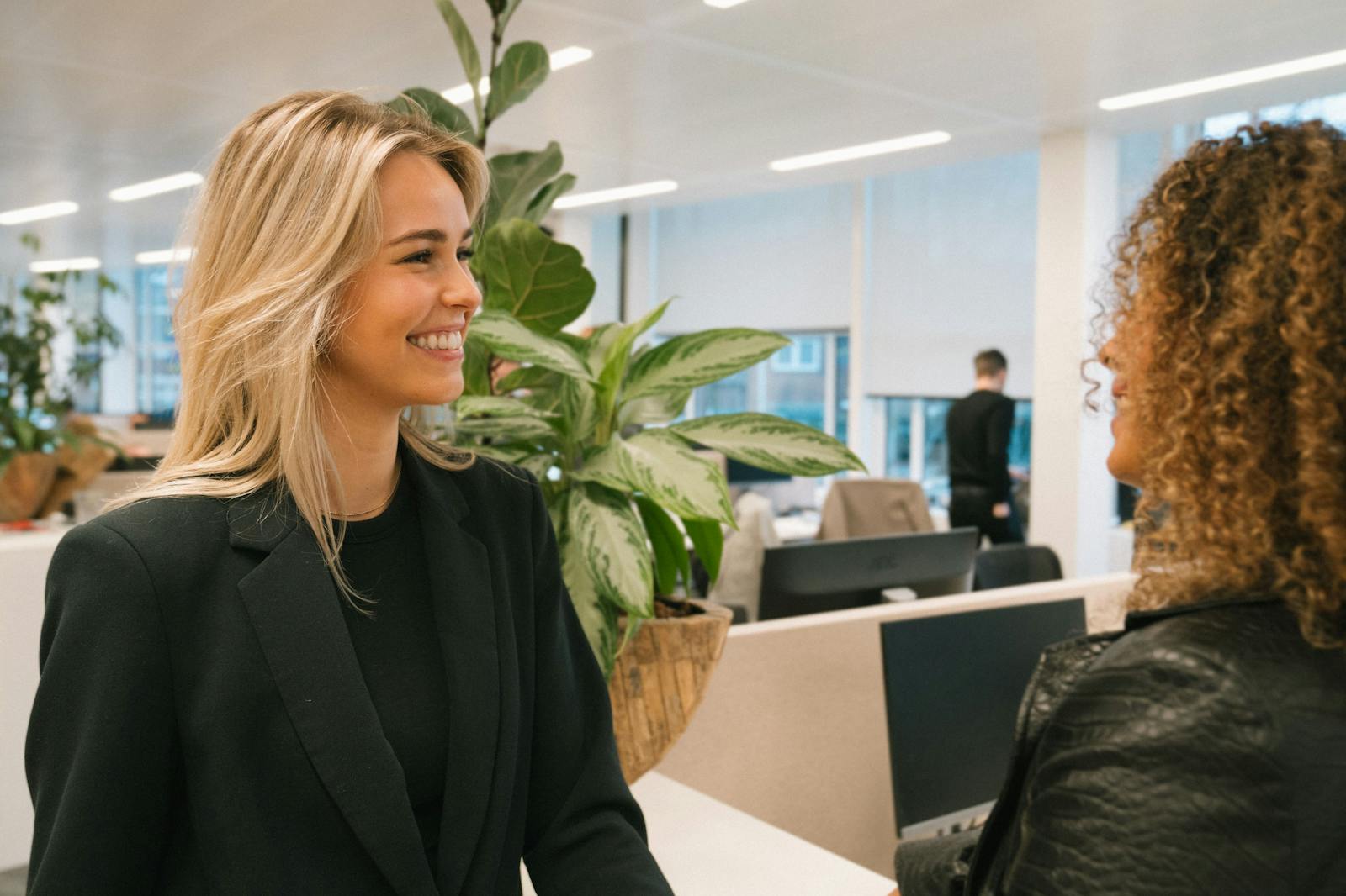 Medewerker Yfke Voorbij in gesprek met een collega.