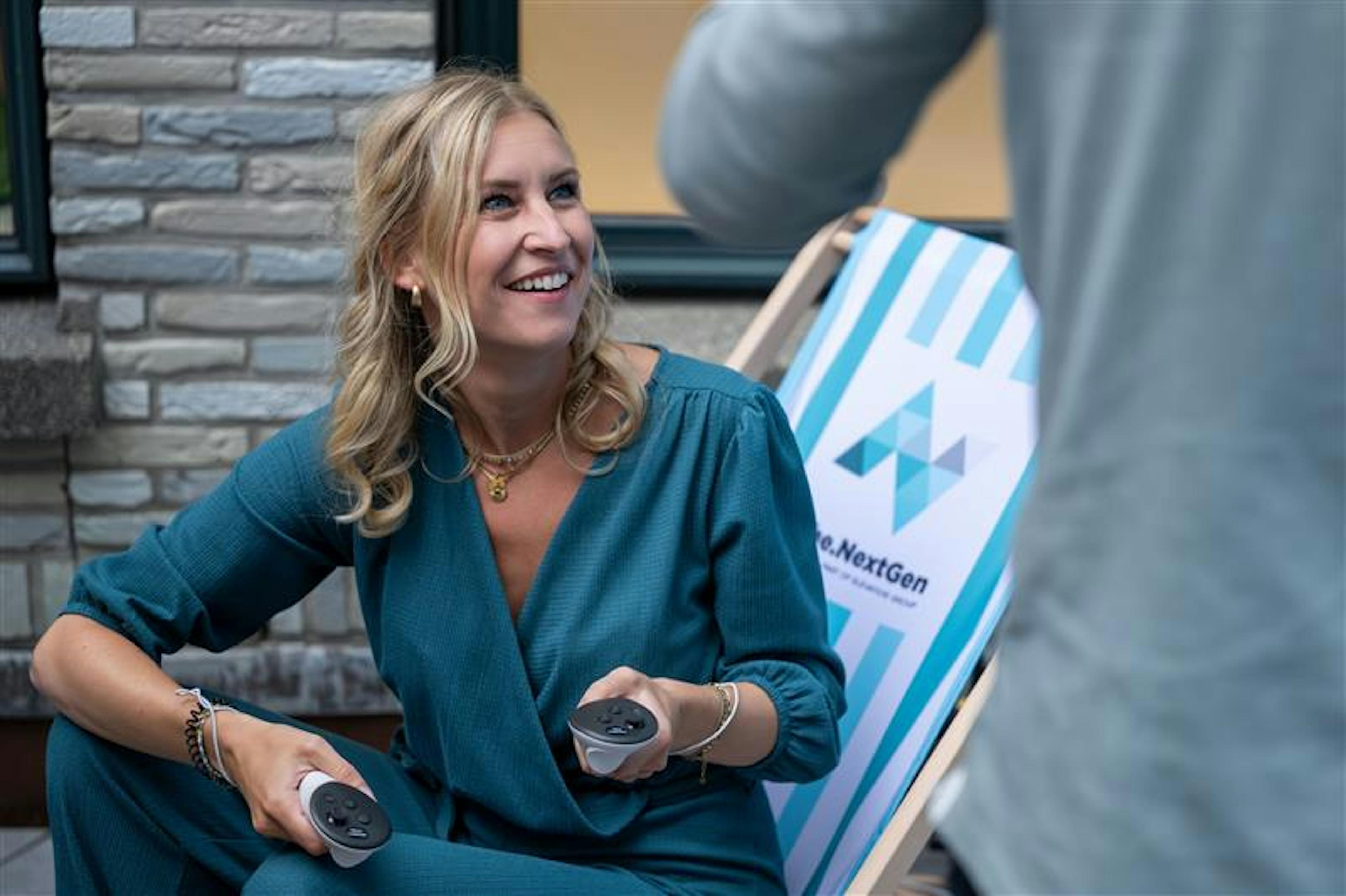 The.NextGen collega zittend in een beachchair op summer event