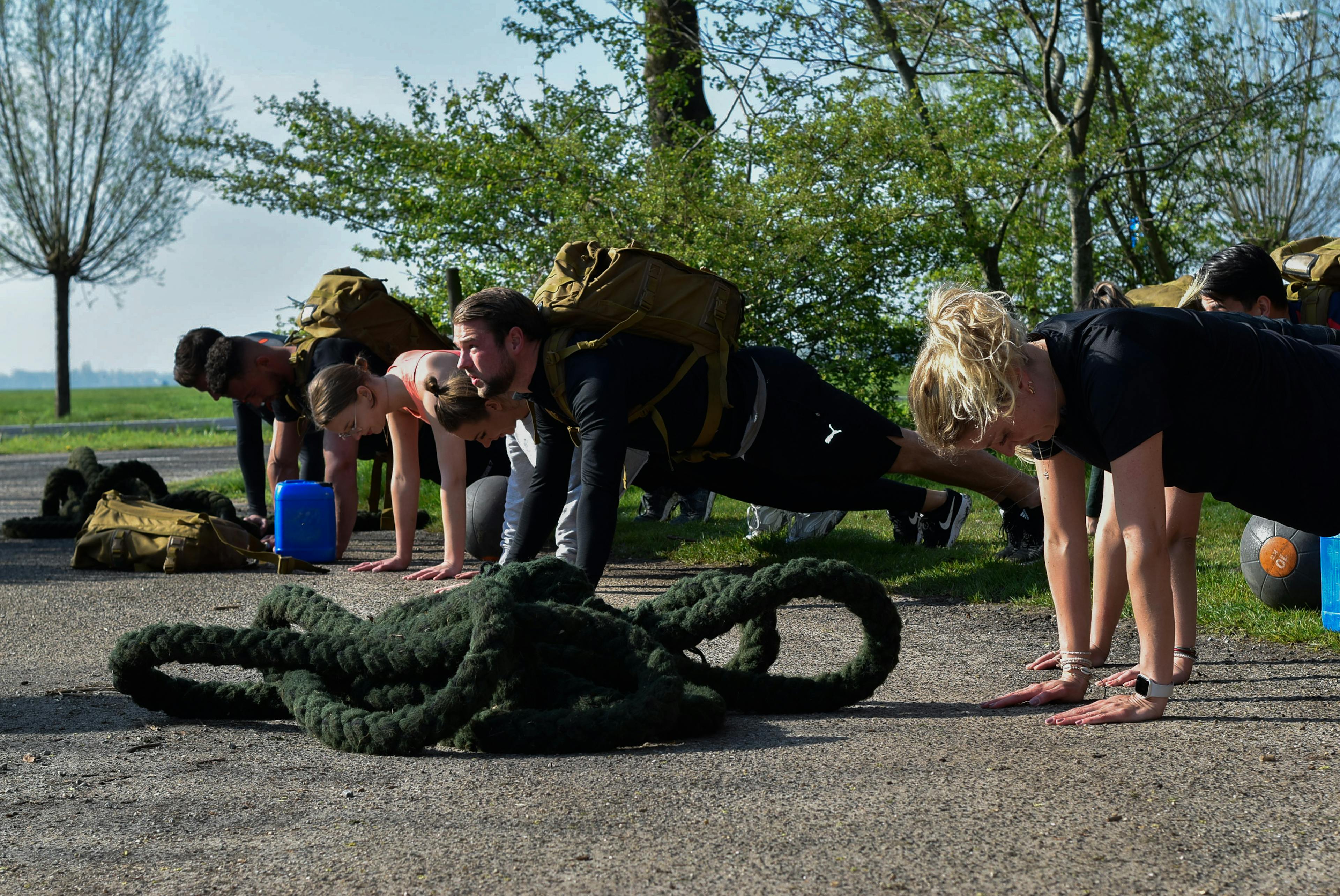 Medewerkers in plank houding tijdens een back to basics training.