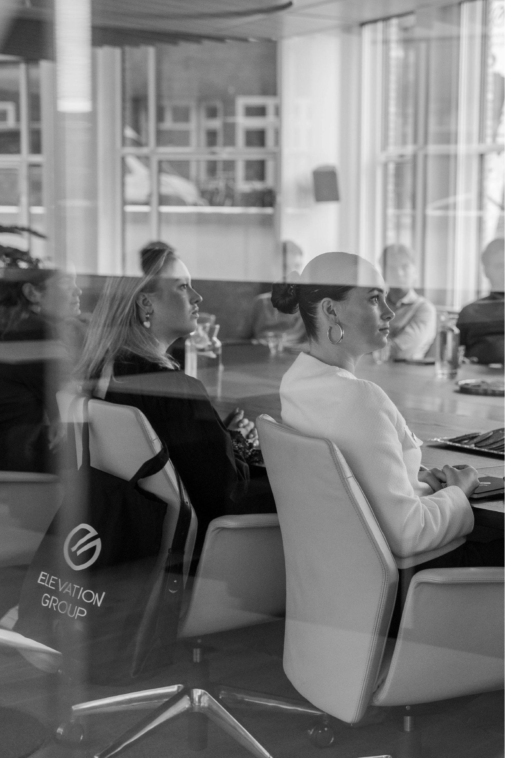 Werknemers van het Rising Star traineeship in een vergadering op kantoor.