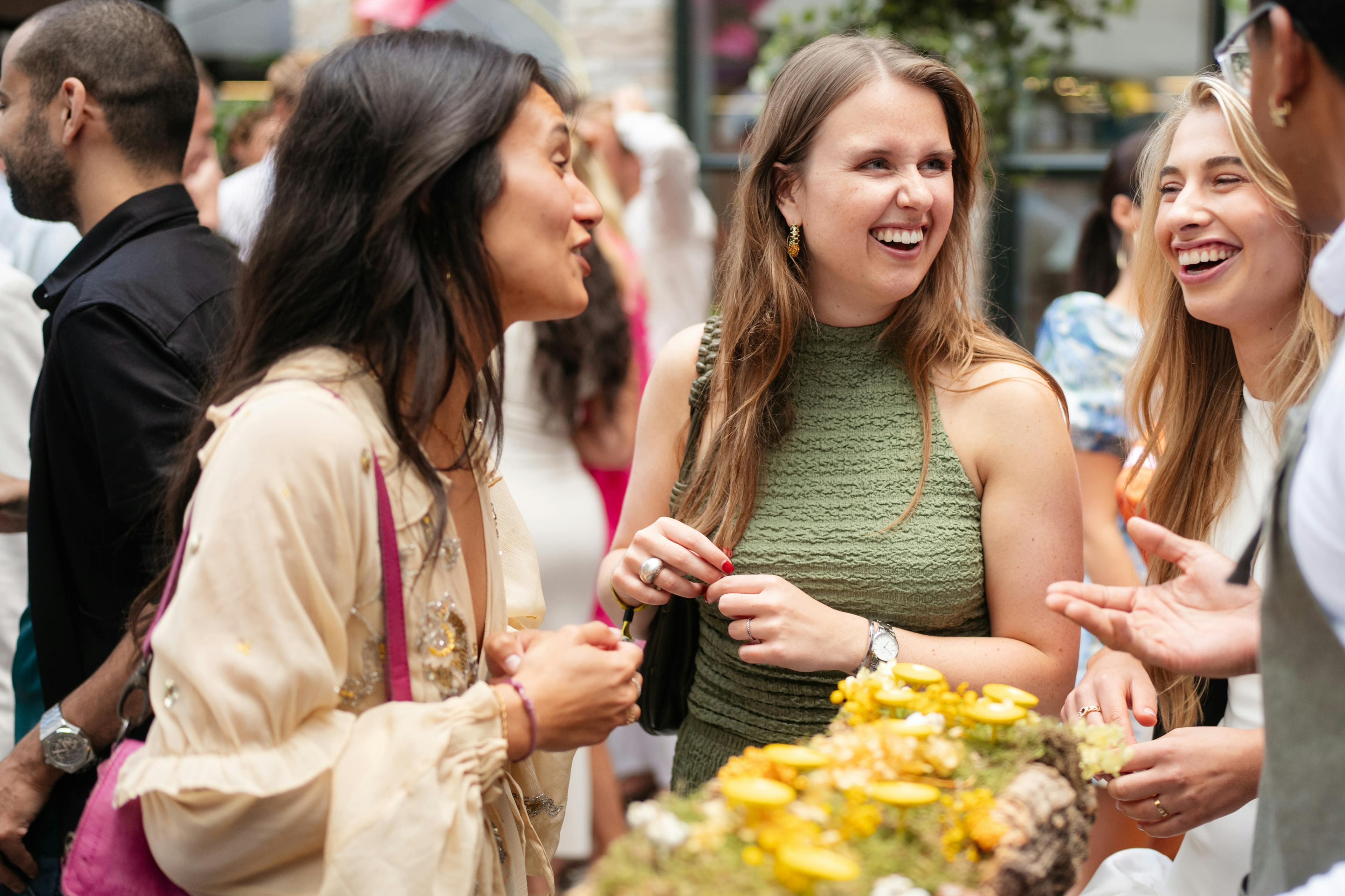 Werknemers in gesprek tijdens het zomer evenement van Elevation Group.