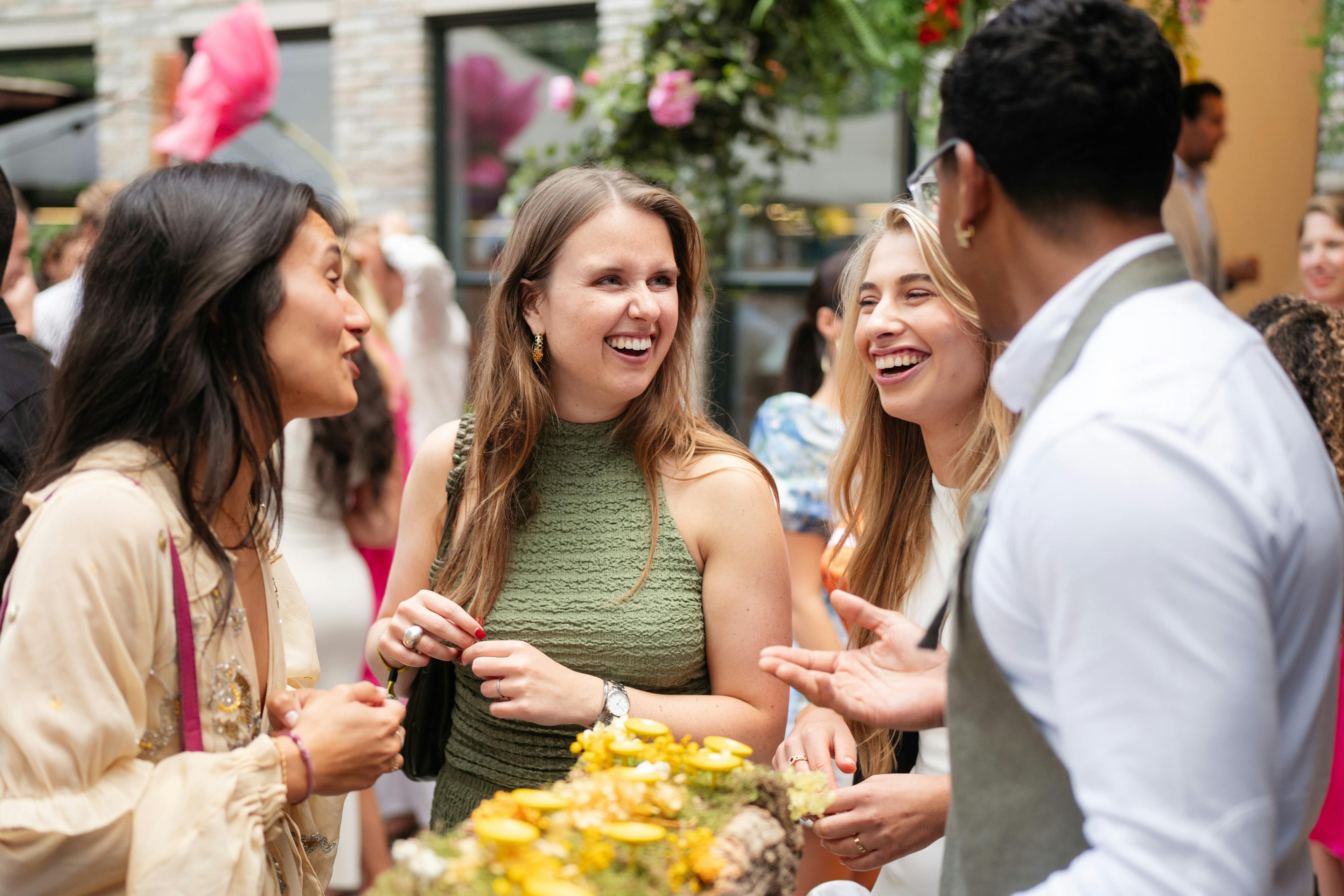 Werknemers in gesprek tijdens het zomer evenement van Elevation Group.