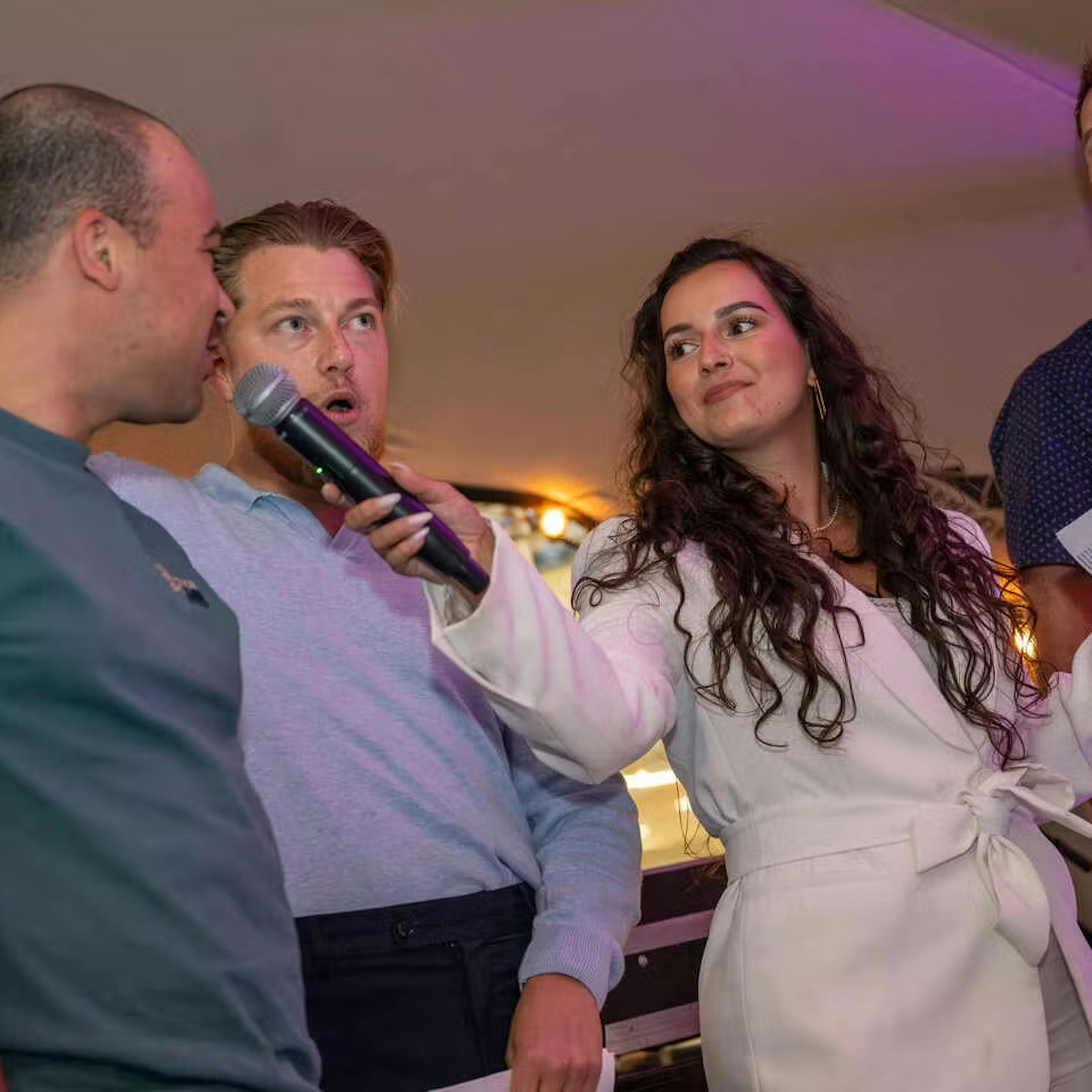Tara interviewt Nextgenners op het podium tijdens het Summer Event van the.nextgen.