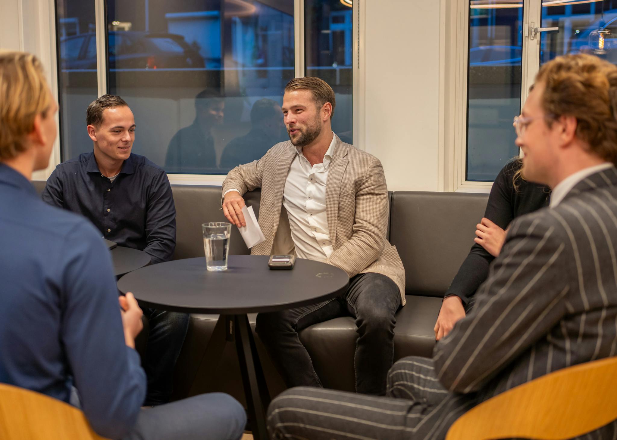 Groep mensen in gesprek tijdens de Elevation Experience.
