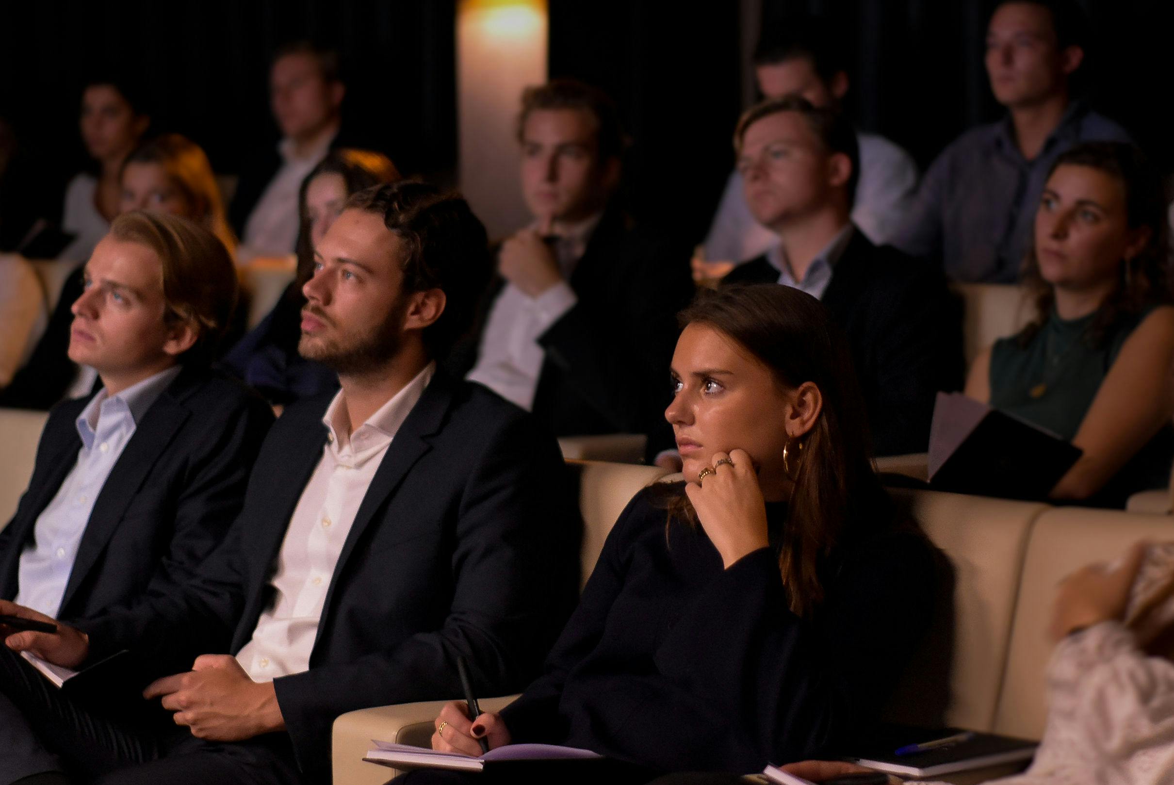 Werknemers die luisteren in de bioscoop van Elevation Group.