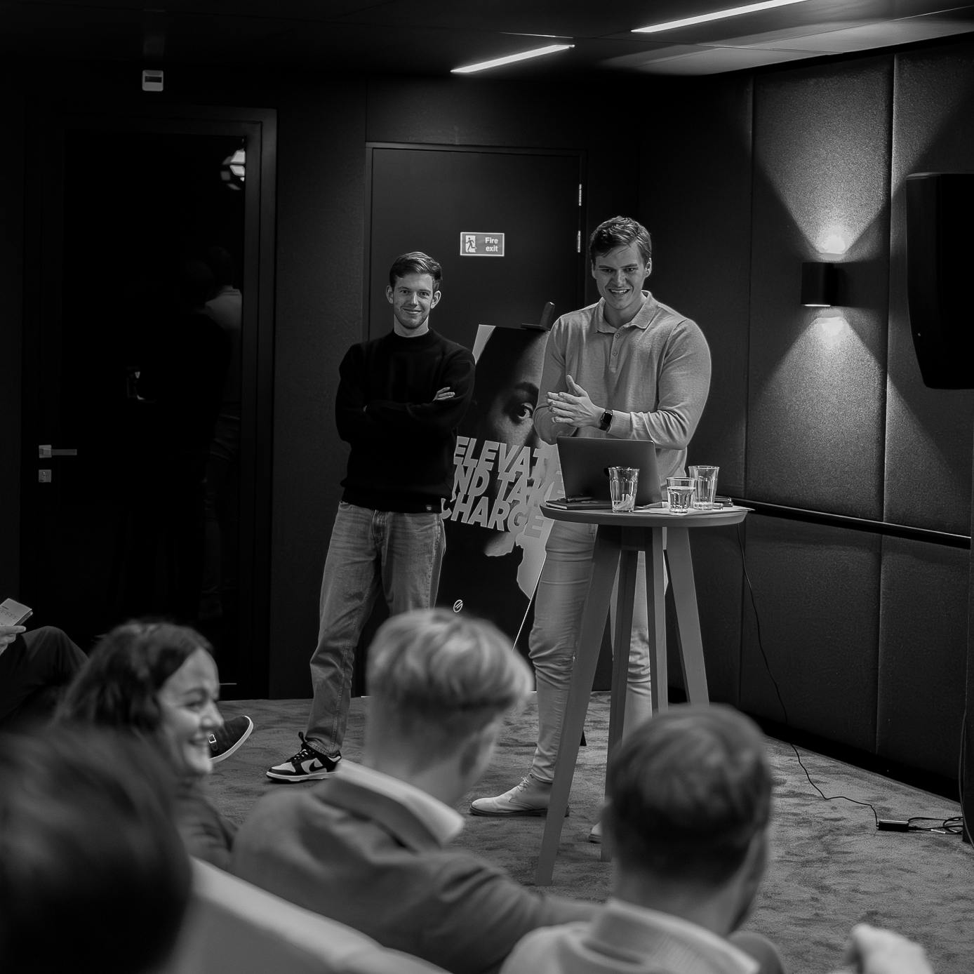 Werknemer legt iets uit aan een groep in de bioscoopzaal van Elevation Group.
