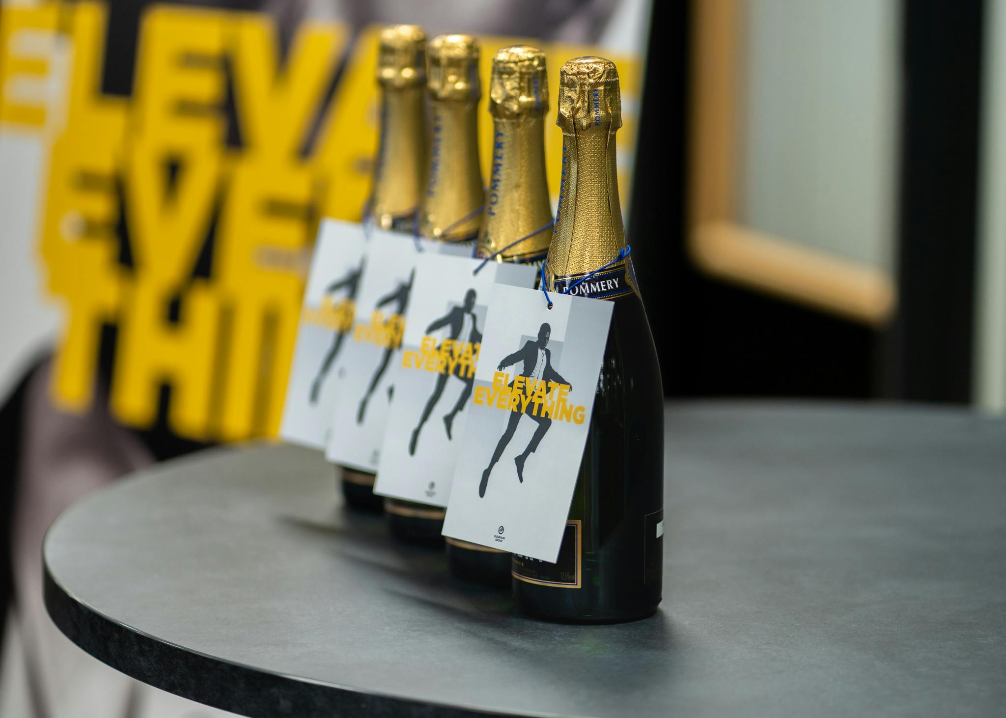 Flessen champagne op een tafel.
