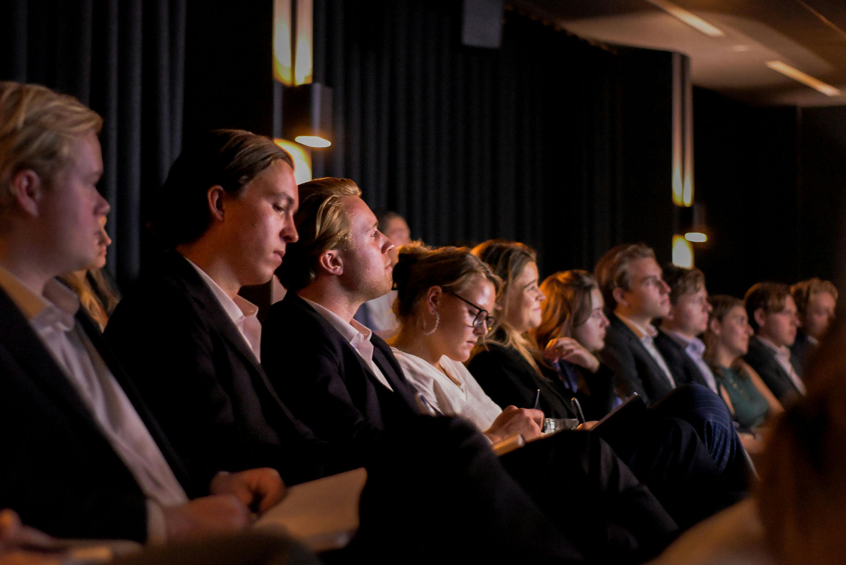 Bezoekers in de bioscoop tijdens de Elevation Experience