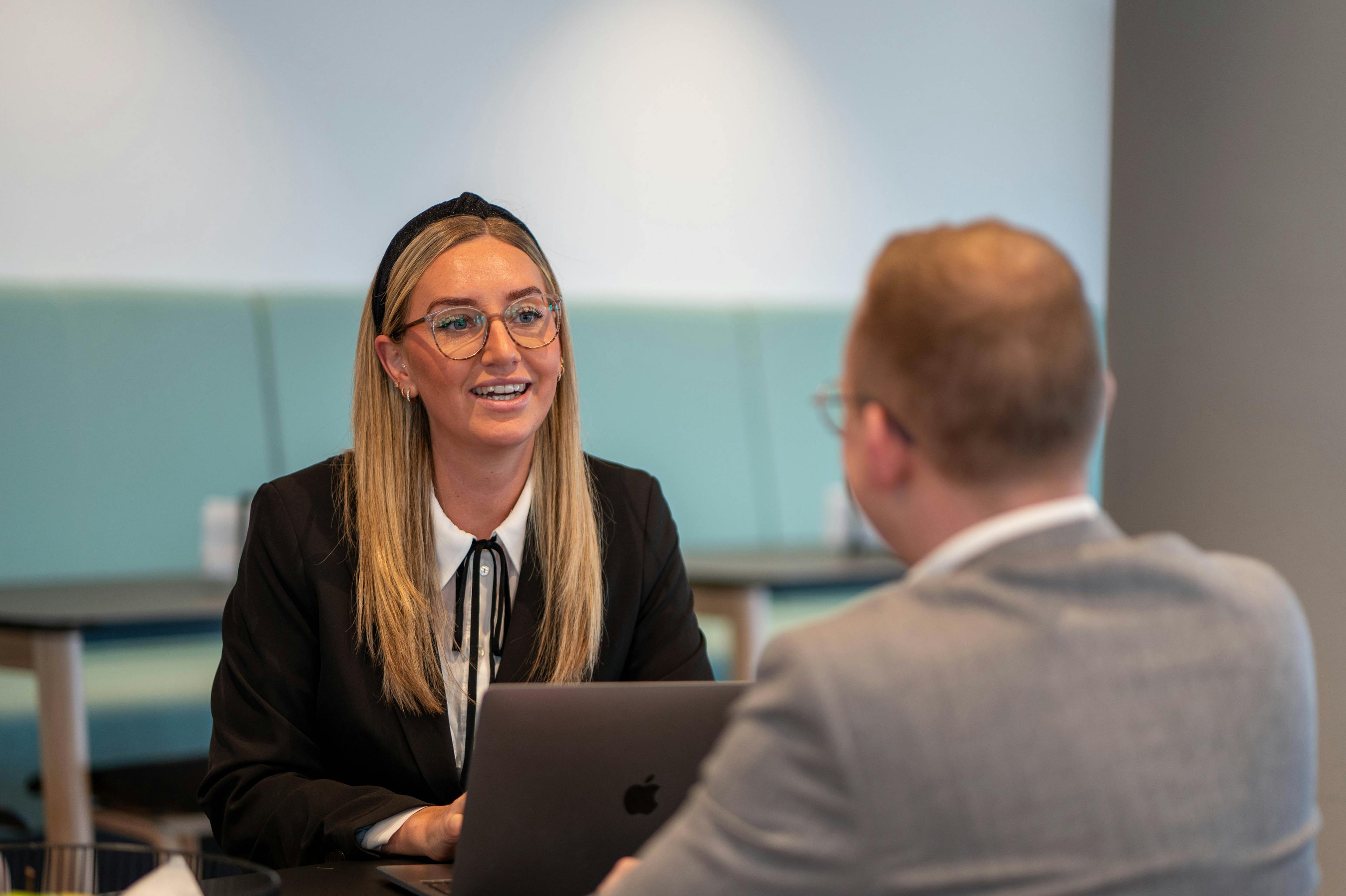 Twee werknemers in gesprek.