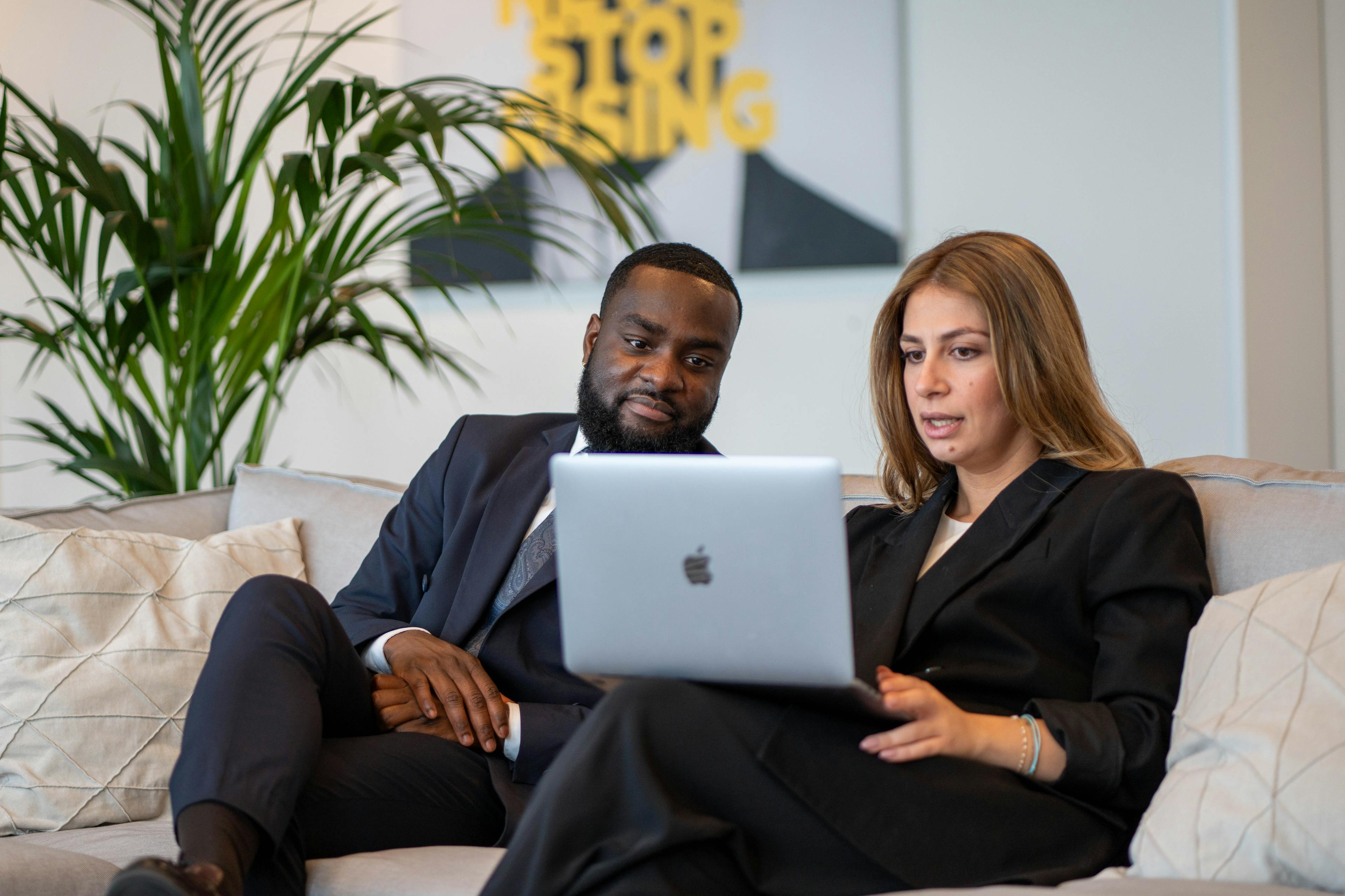 Collega's in gesprek in de lounge.