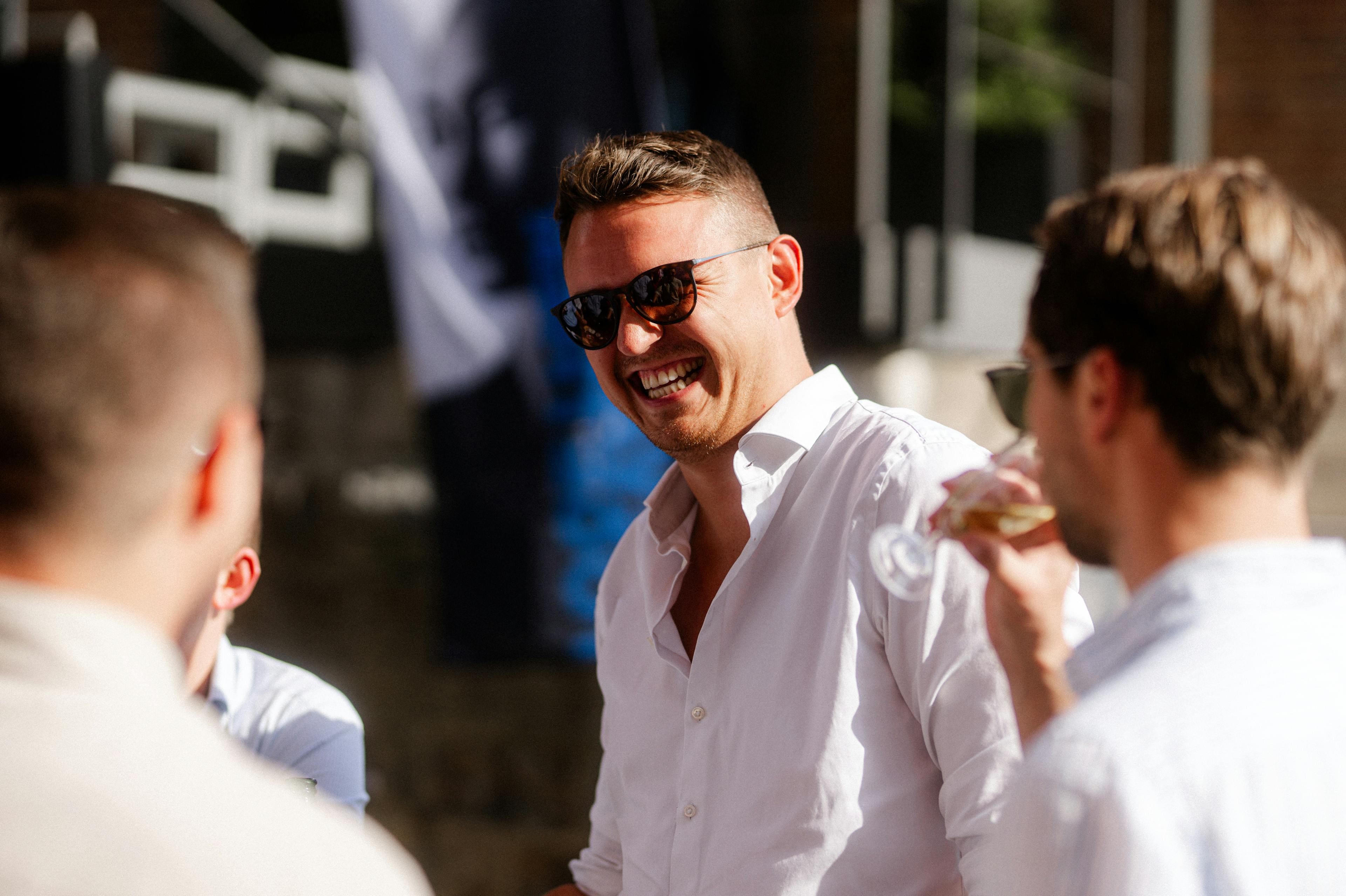 Lachende werknemers op Elevation Group event.