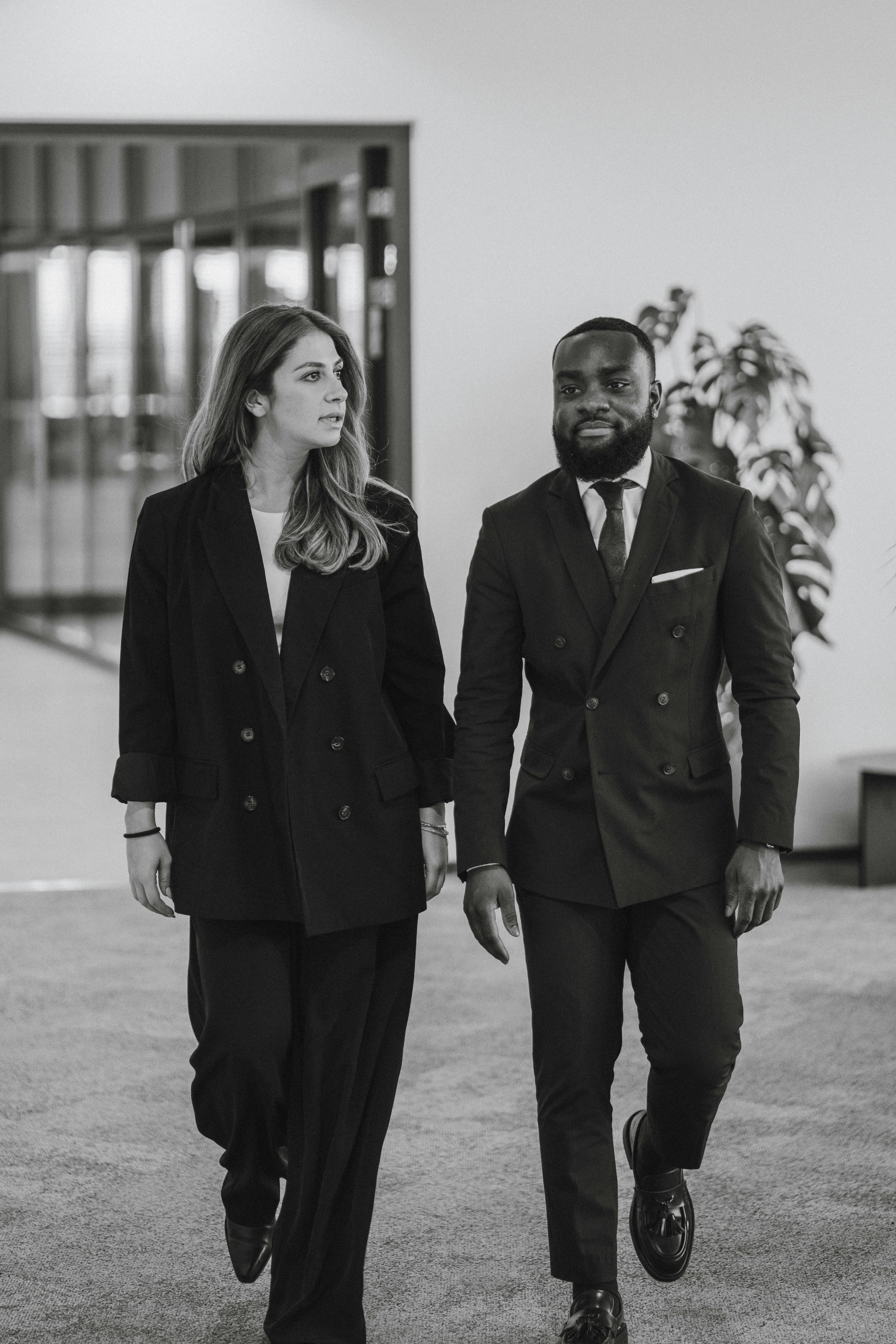 Zwart wit foto van collega's in gesprek.