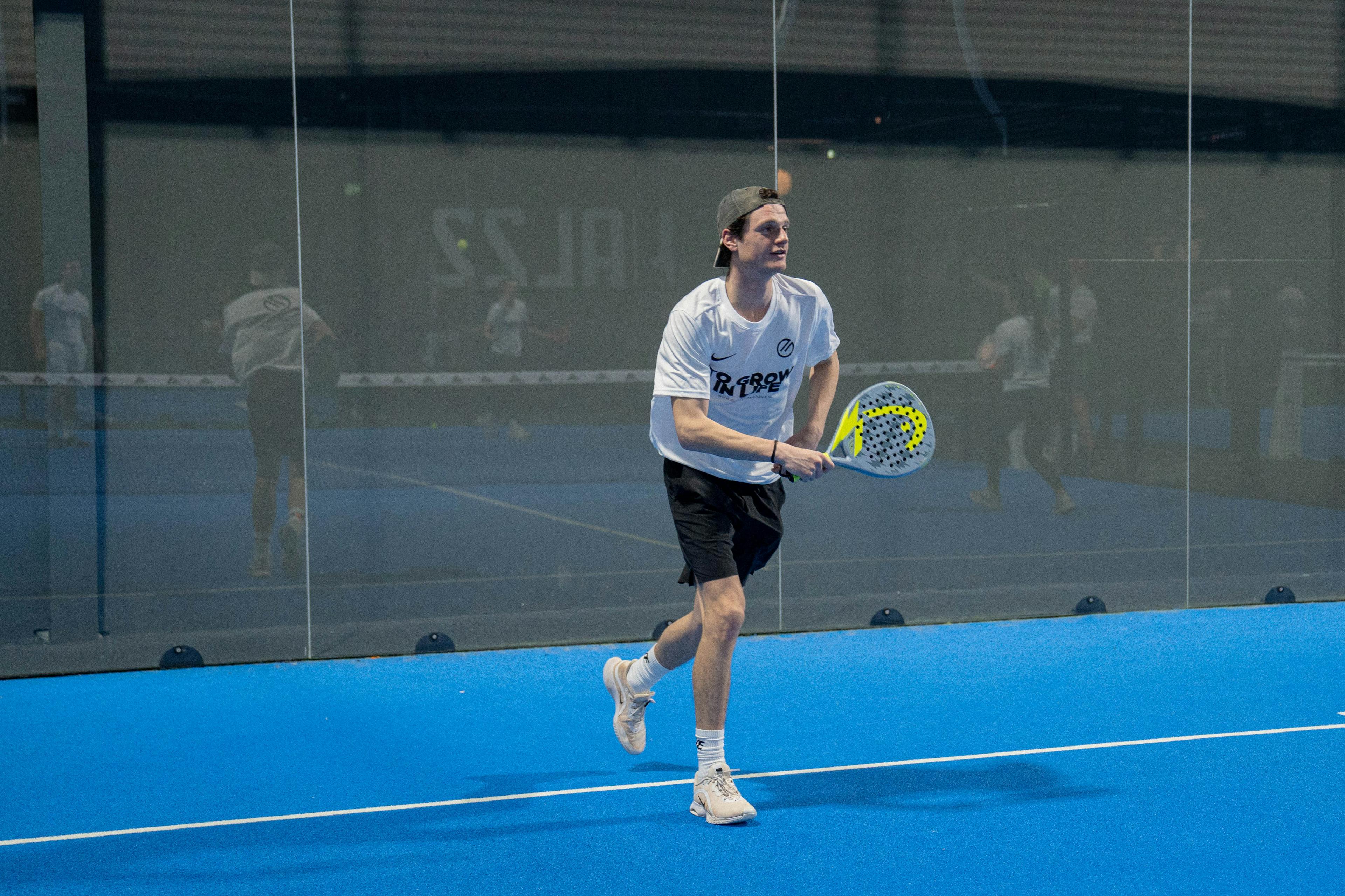 Werknemer Elevation Group tijdens padel event