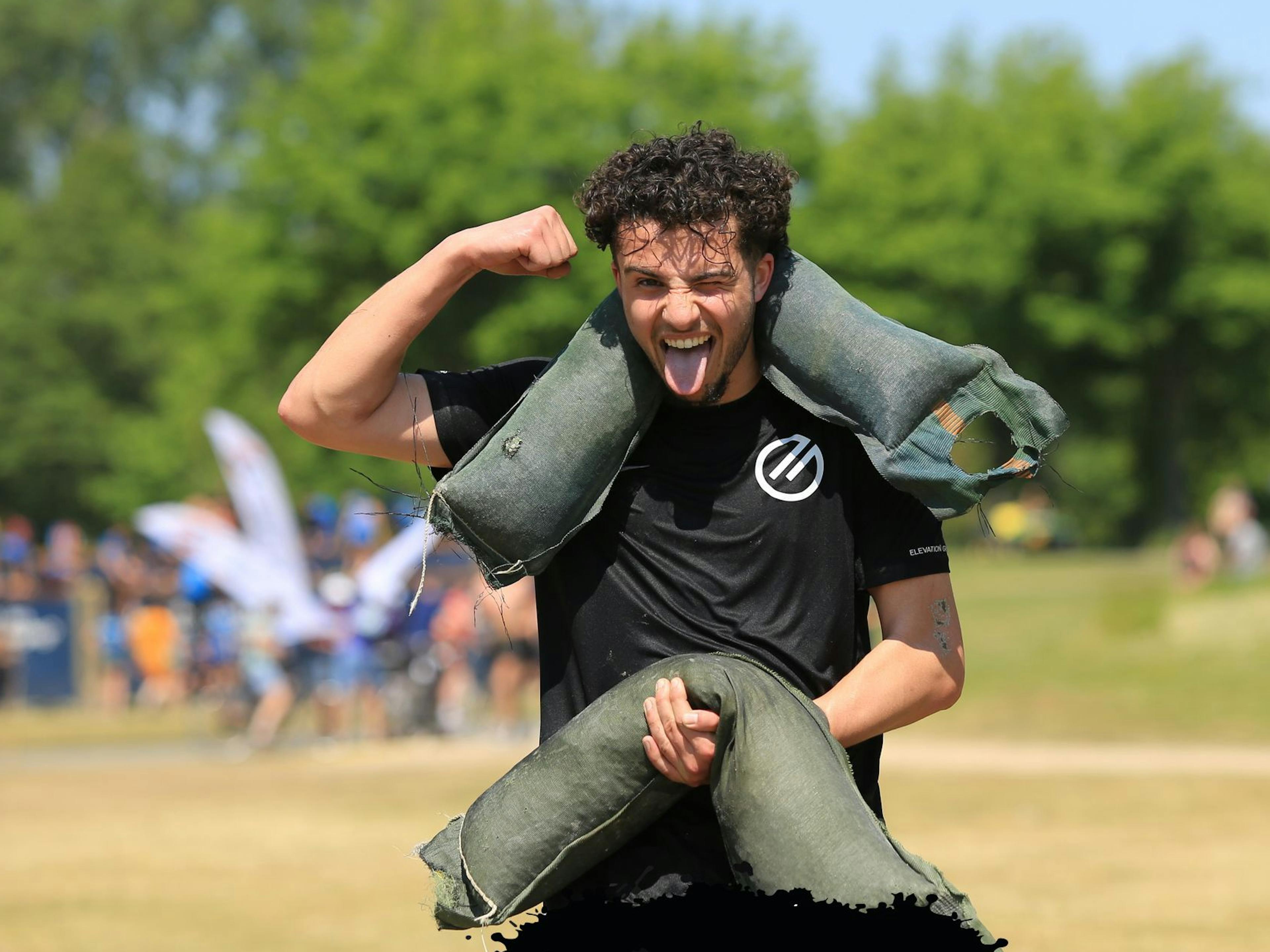 Sportende medewerkers bij mudmasters.