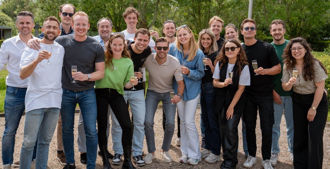 Werknemers Elevation Group groepsfoto op een event.