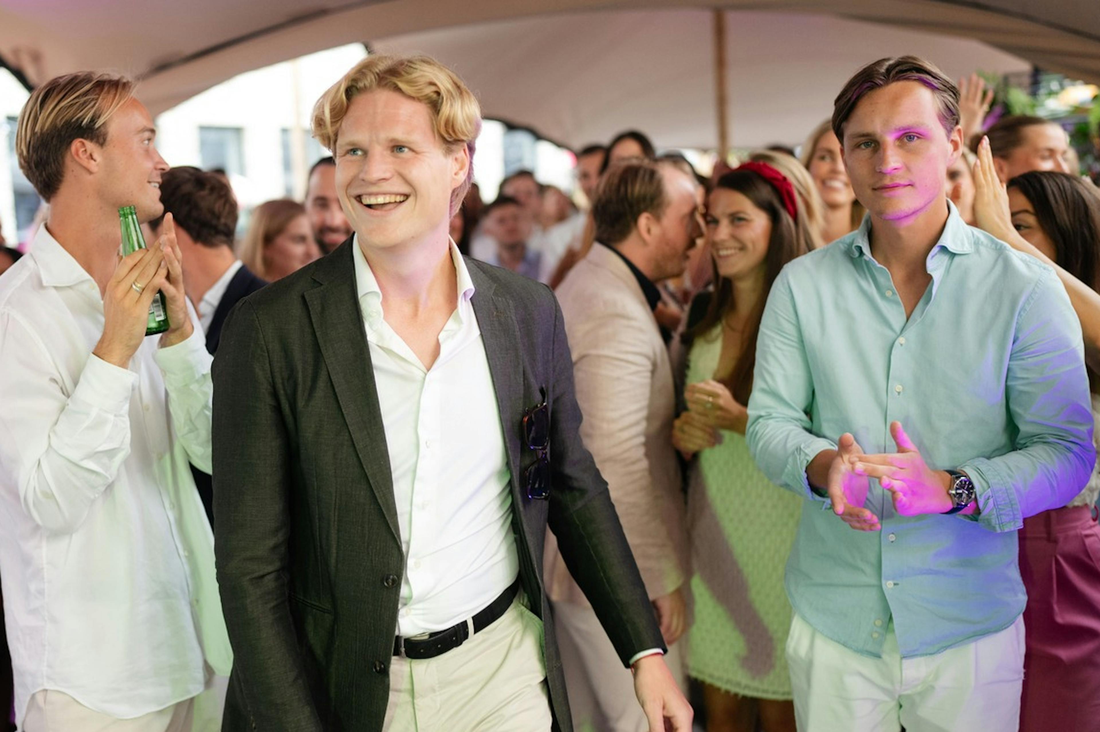 Collega die richting het podium loopt tijdens het zomer event.
