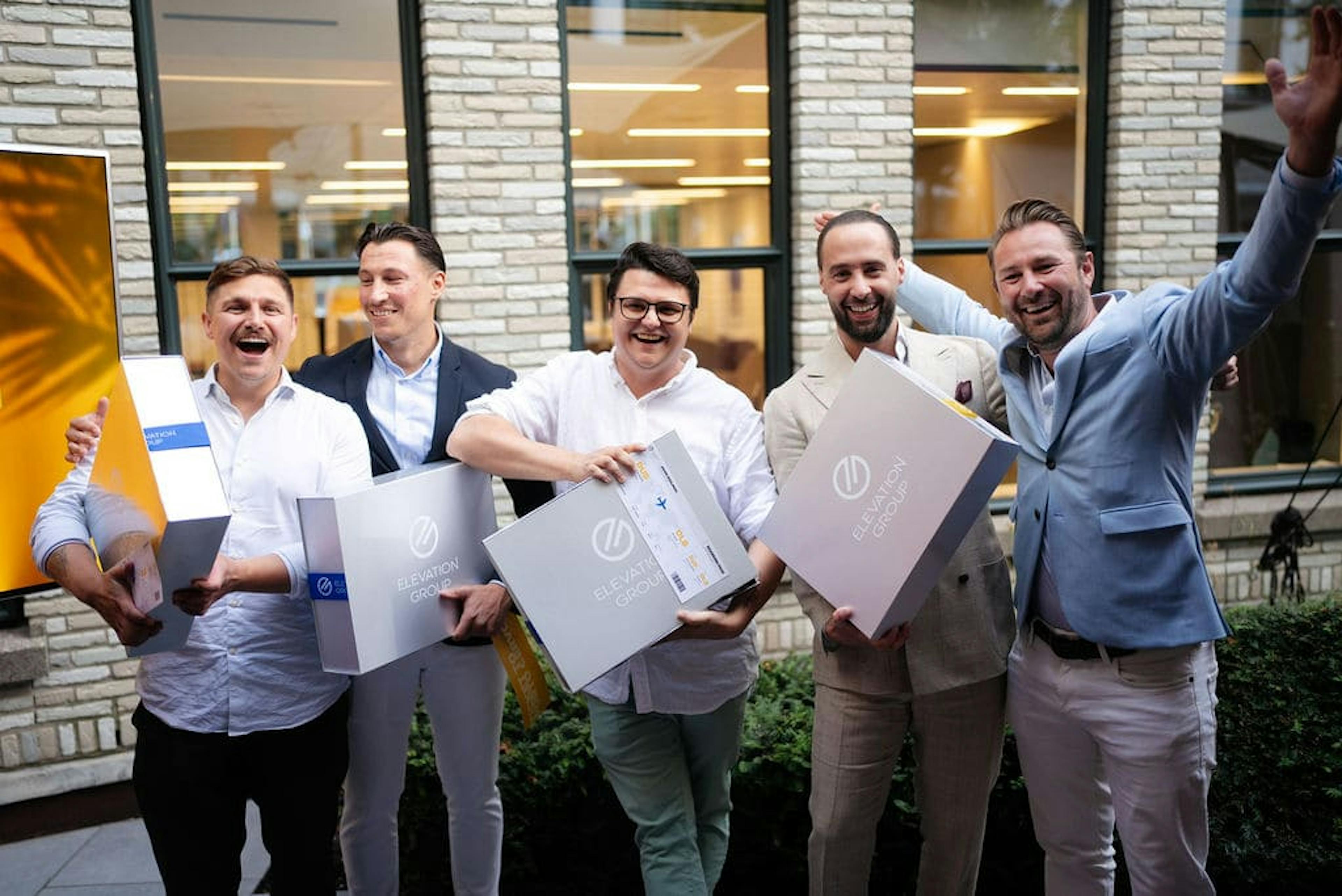 Medewerkers van Elevation Group Dusseldorf met hun ticket naar Puerto Cervo.