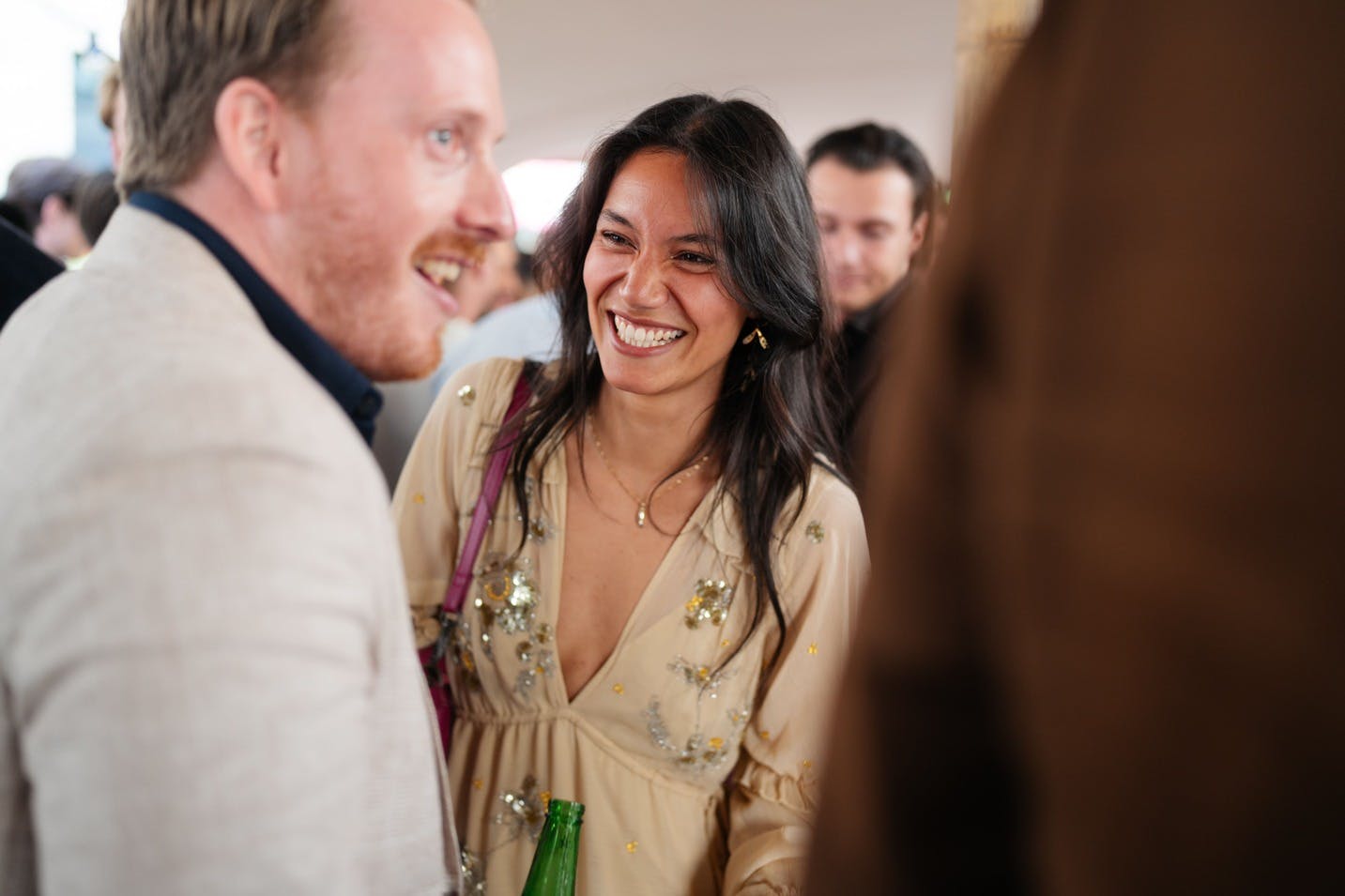 Collegas op het zomer event in de binnentuin van het Apollohouse.