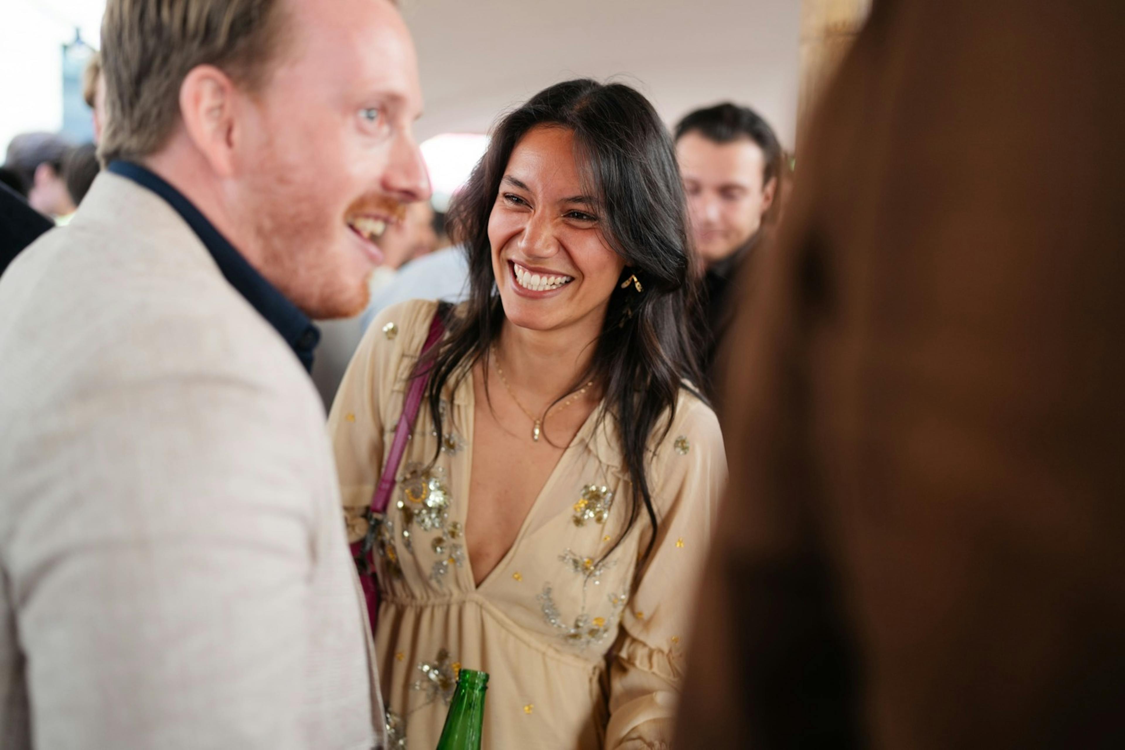 Collegas op het zomer event in de binnentuin van het Apollohouse.
