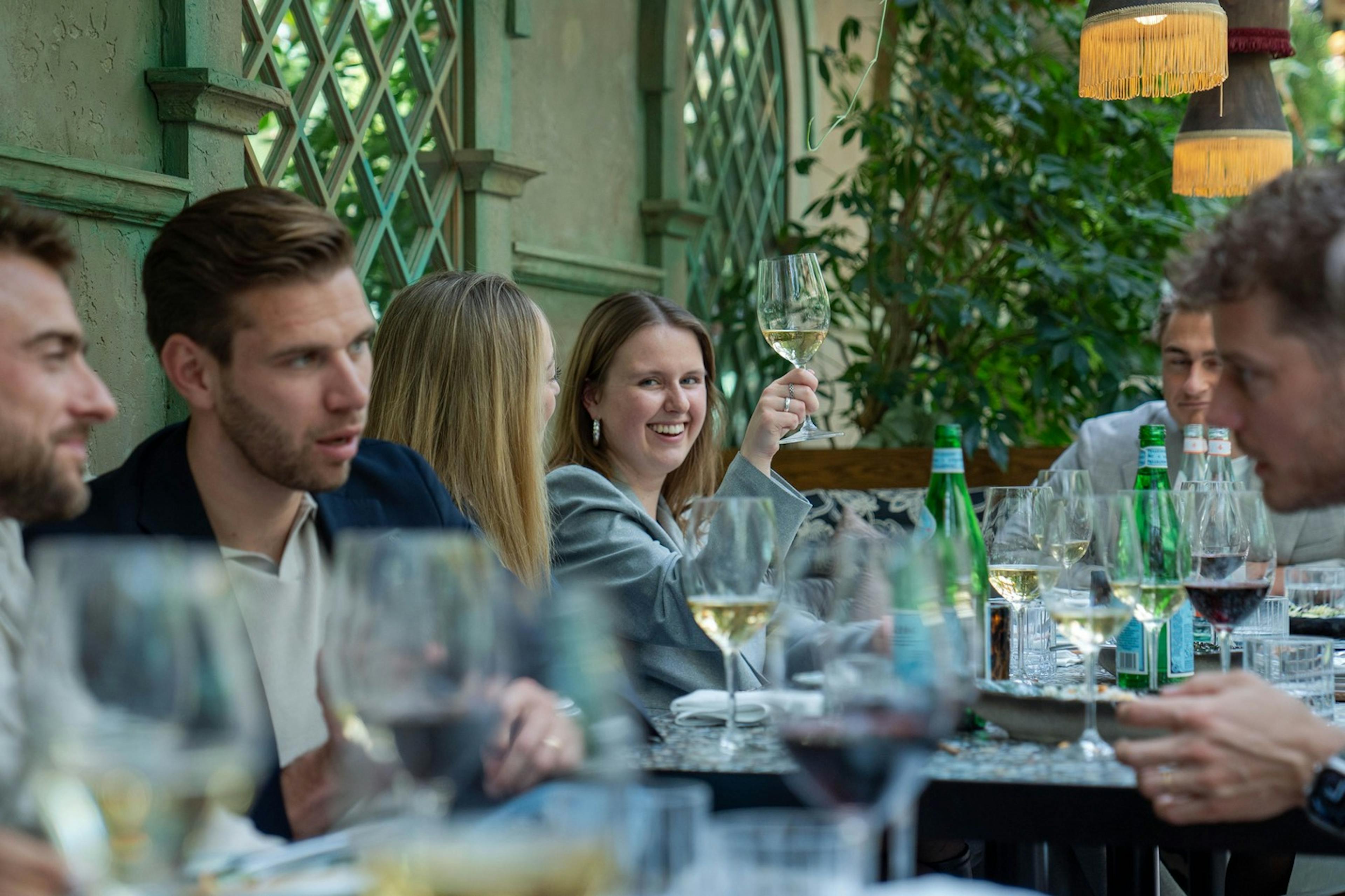 Collega's tijdens een lunch club bij een exclusief restaurant.