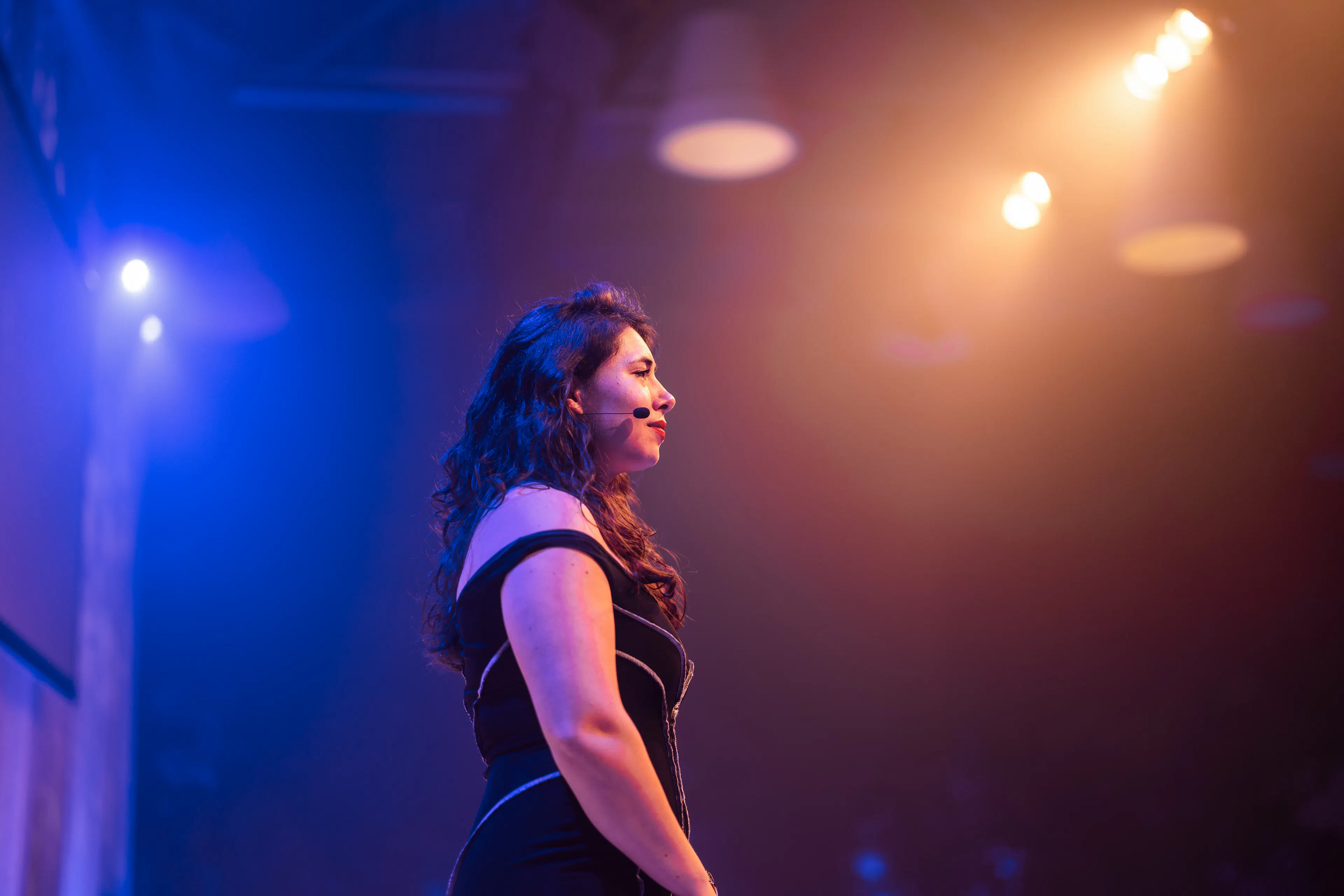 Eva op het podium tijdens the end of the year party