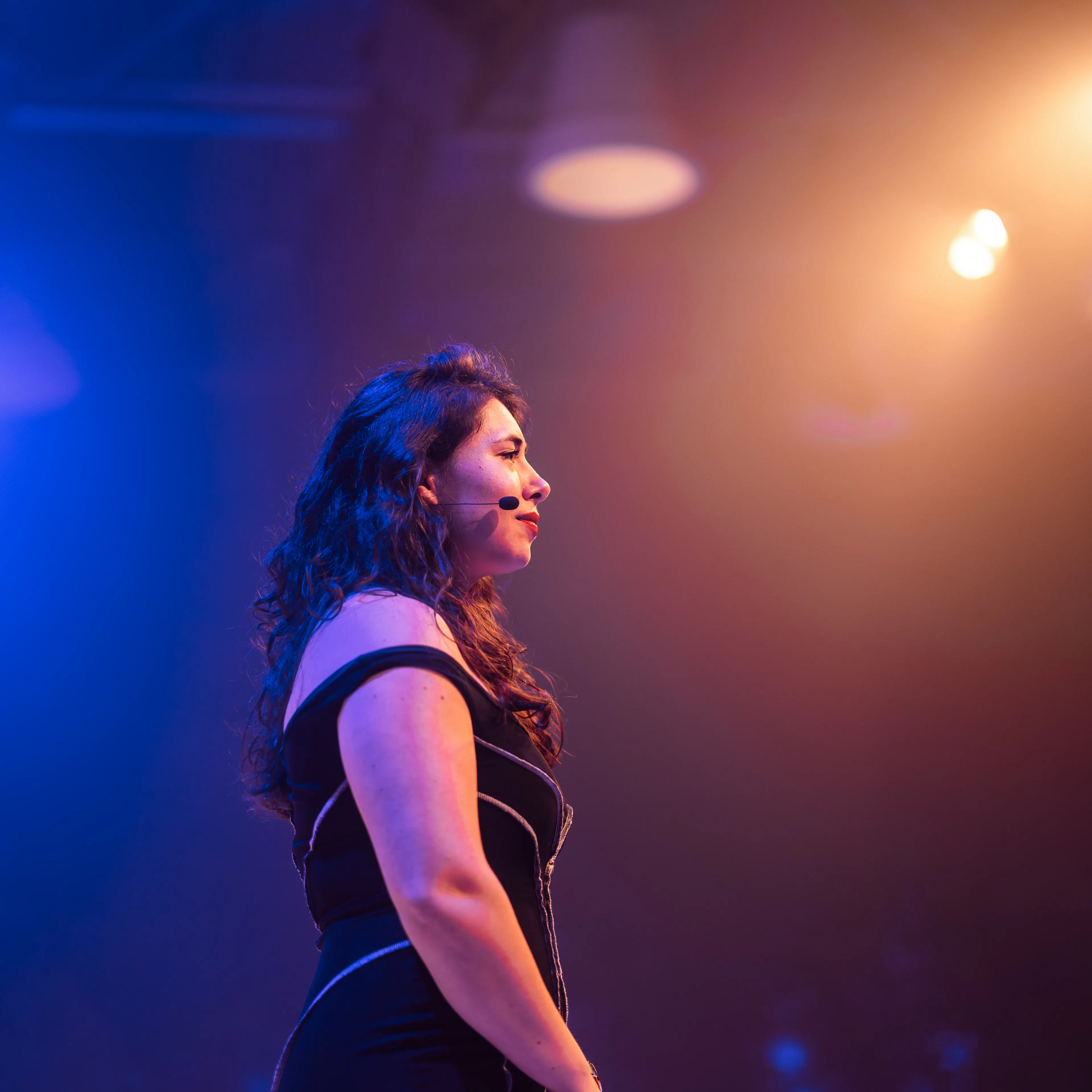 Eva op het podium tijdens the end of the year party
