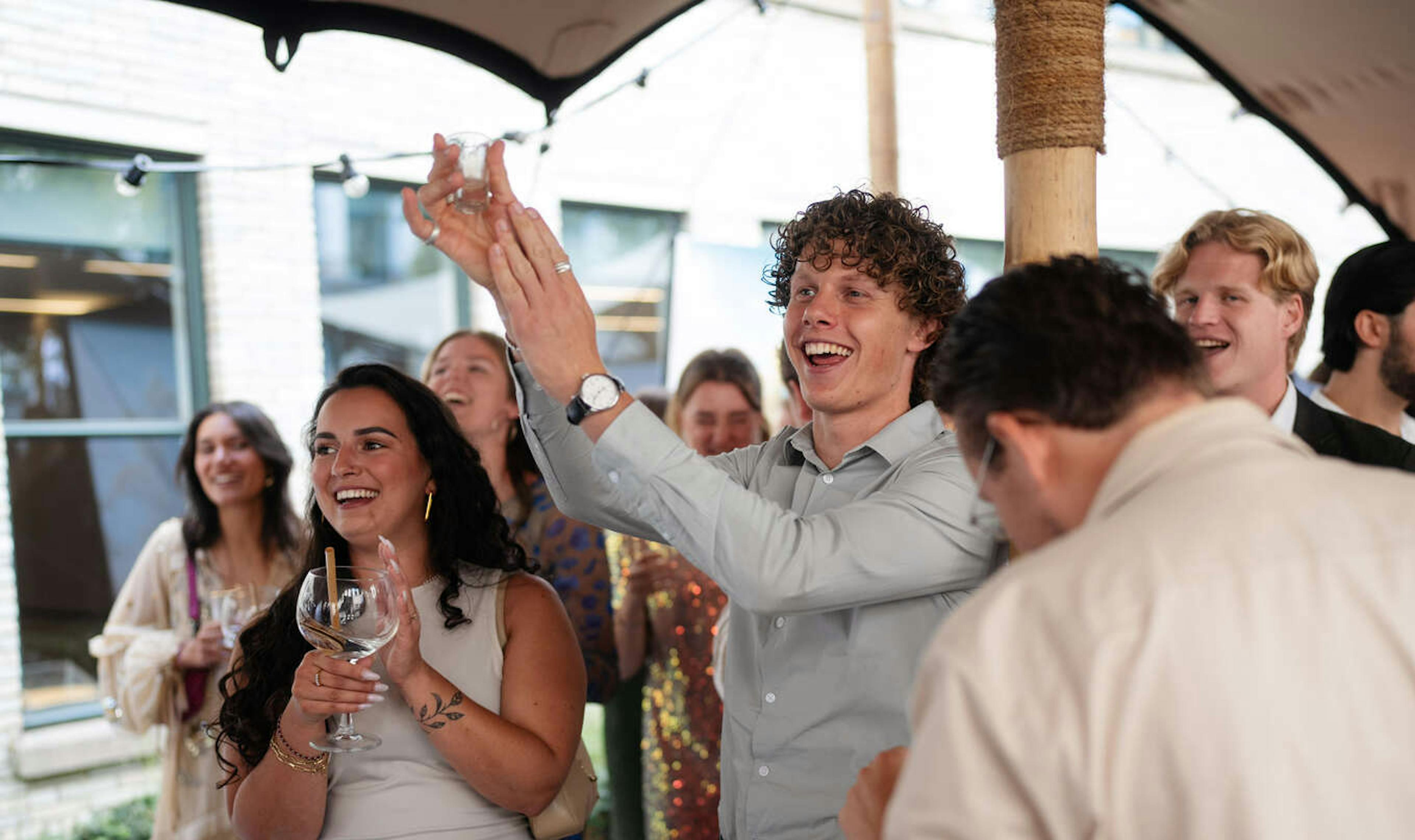 Ole Stoops klapt tijdens het Elevation Group Summer Garden Event. 