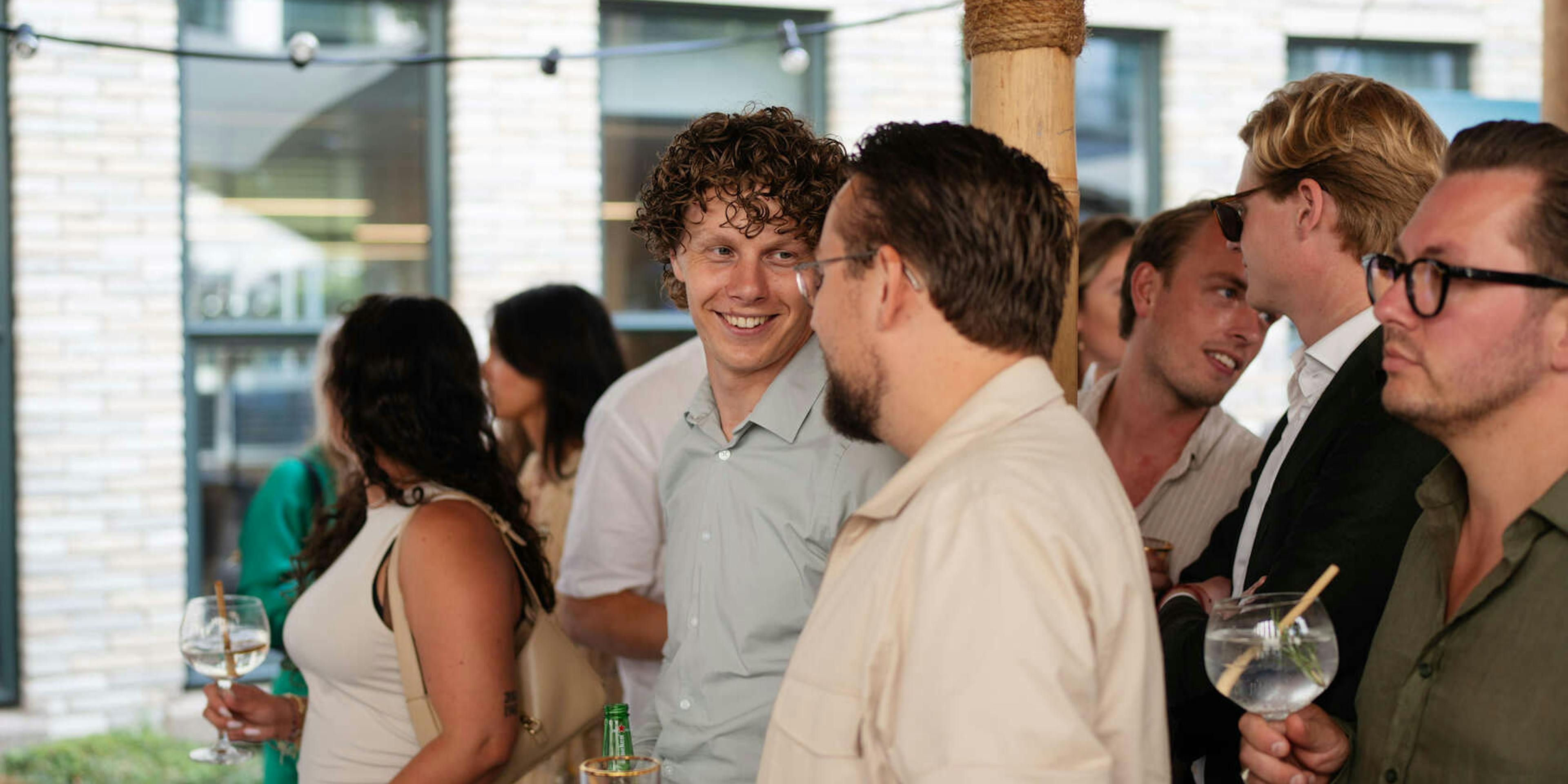 Ole praat met collega's tijdens The.NextGen summer party 