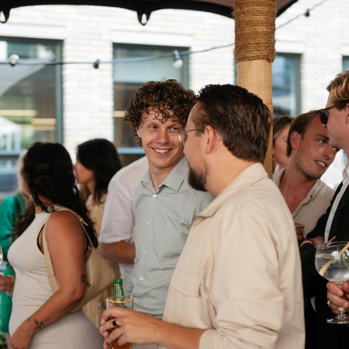 Ole praat met collega's tijdens The.NextGen summer party