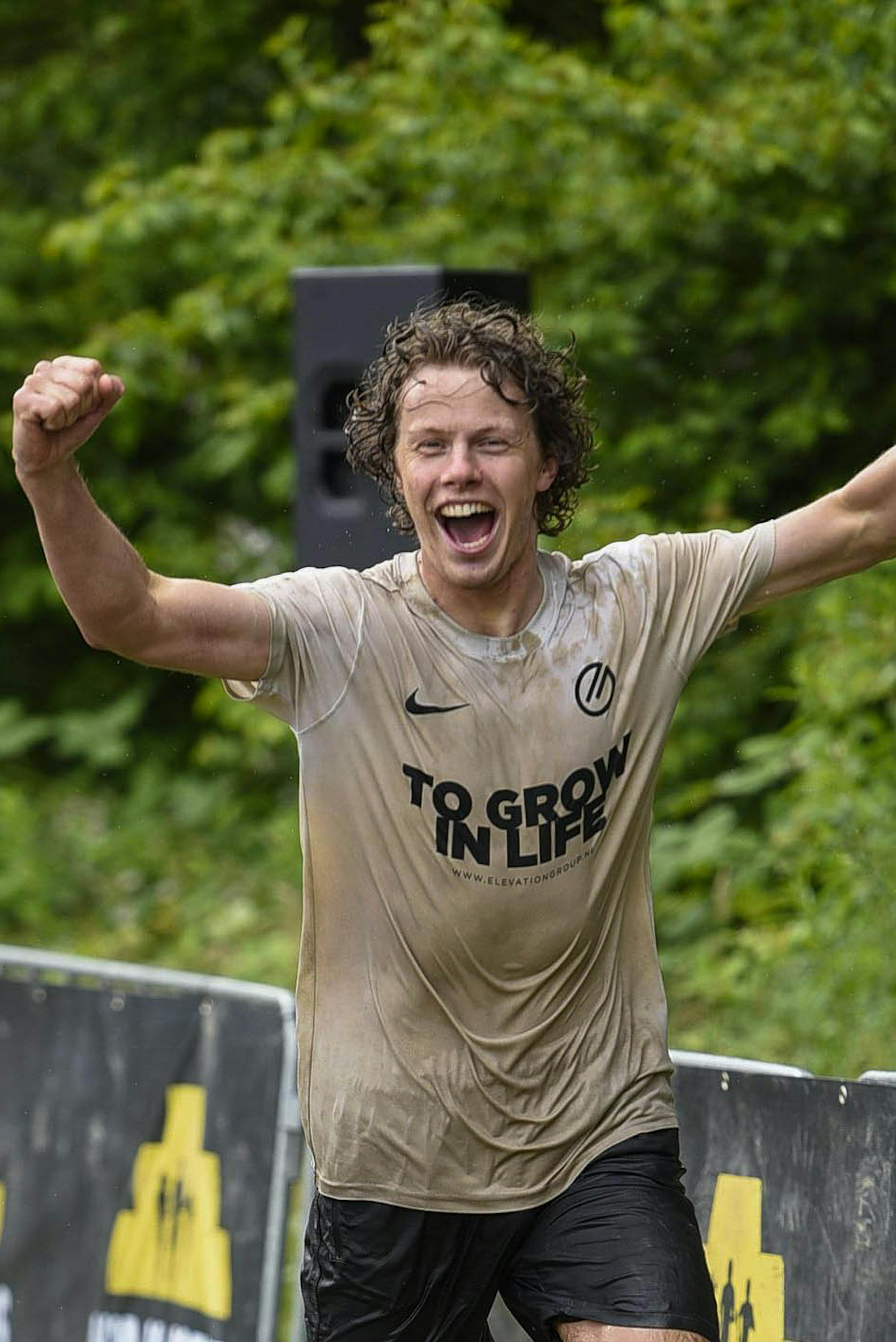 Ole Stoops viert uitbundig tijdens Mud Masters finish. 