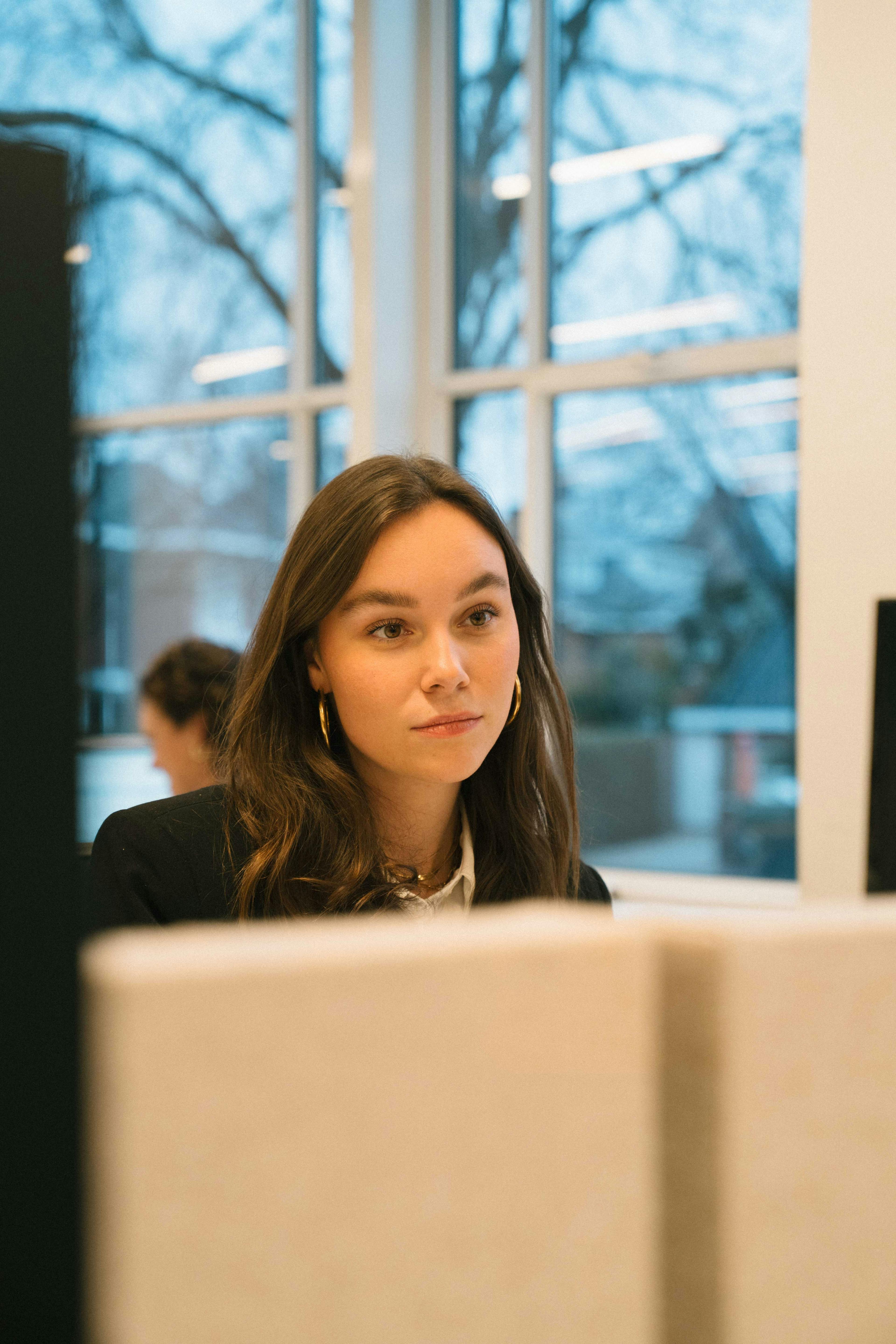 Ellis achter een computer