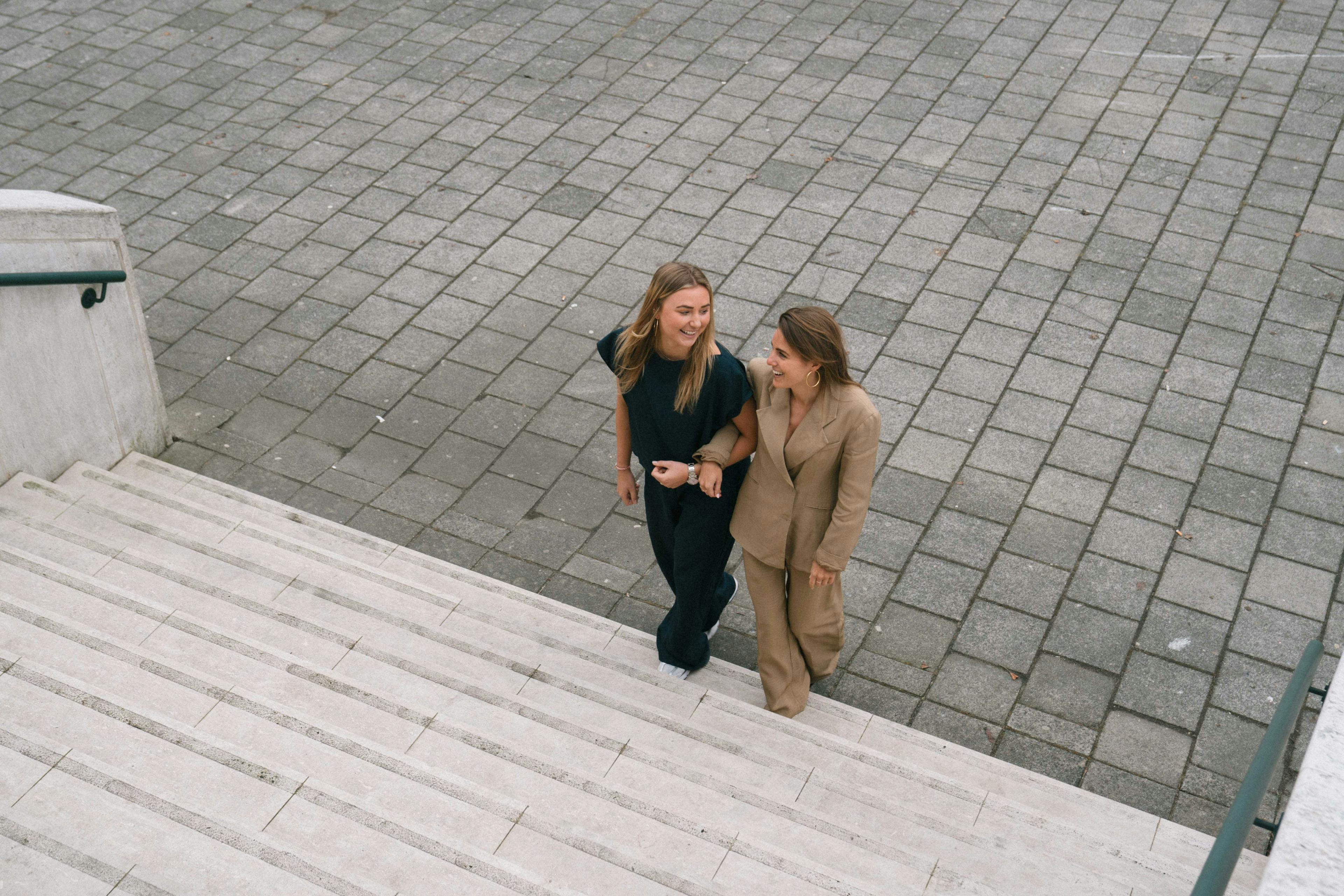 Amber en Isa lopen de trap op naar binnen