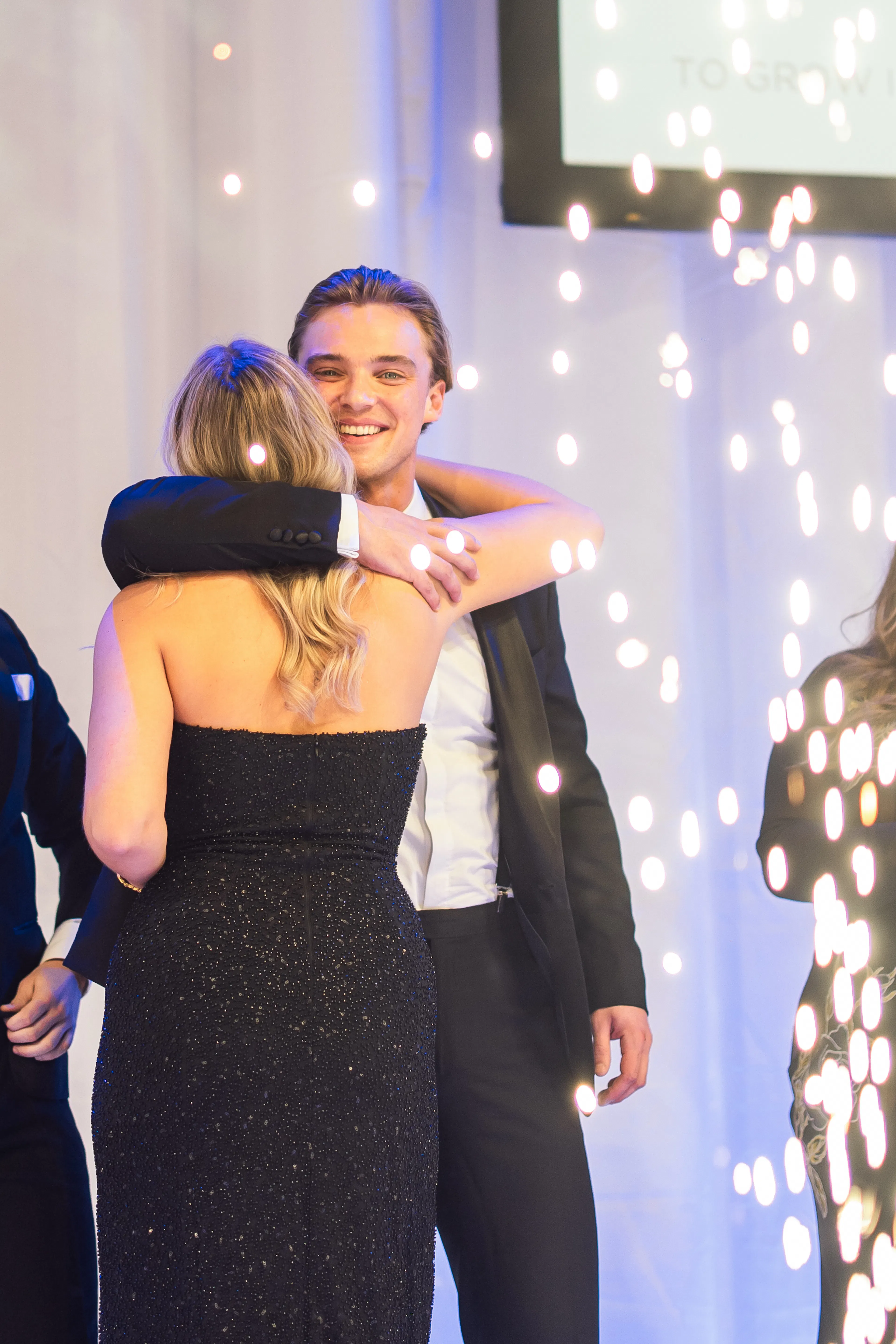 Yorick omhelst collega bij award uitreiking