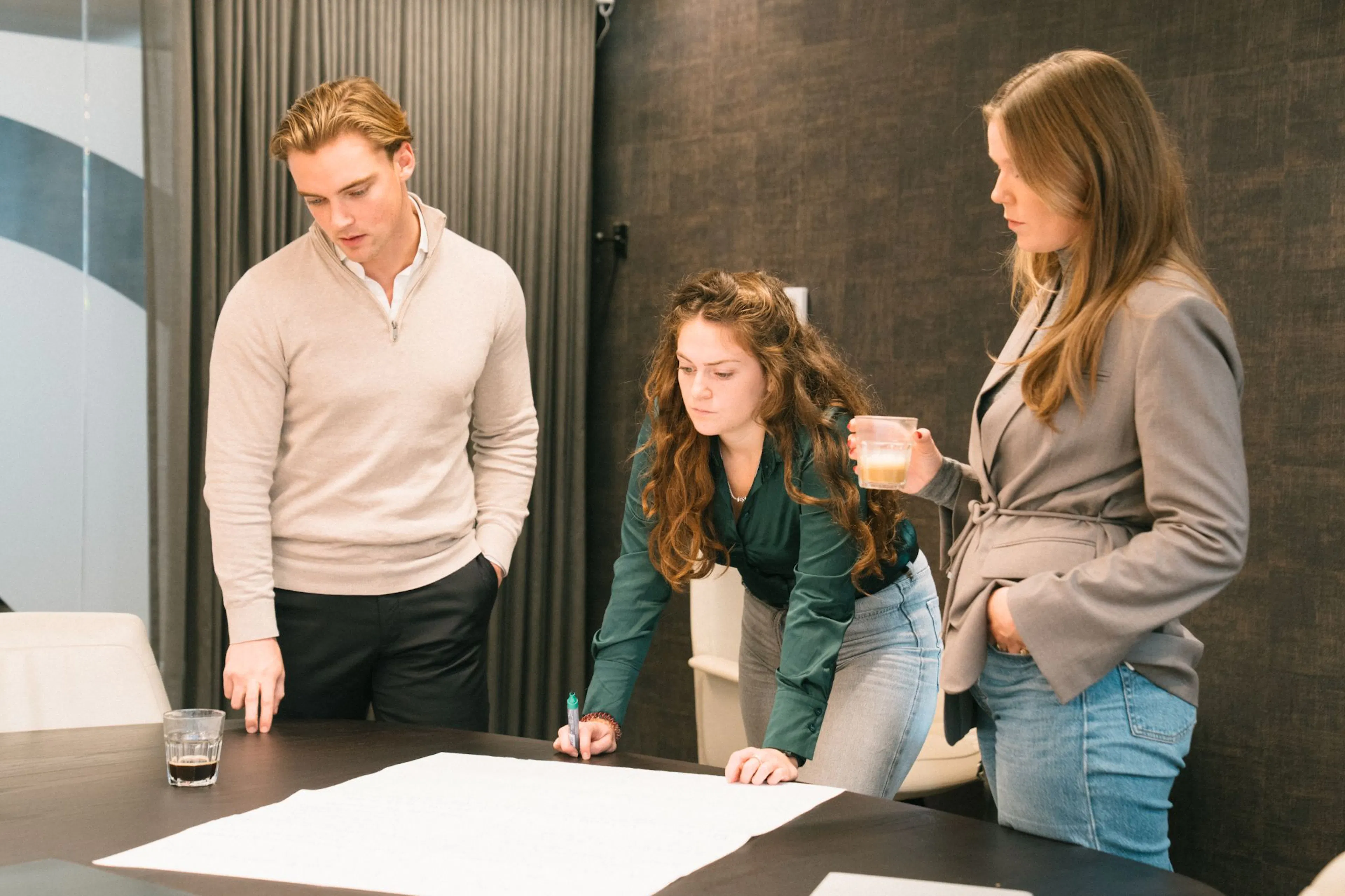 Drie van de Growth Ambassadors overleggen om tafel