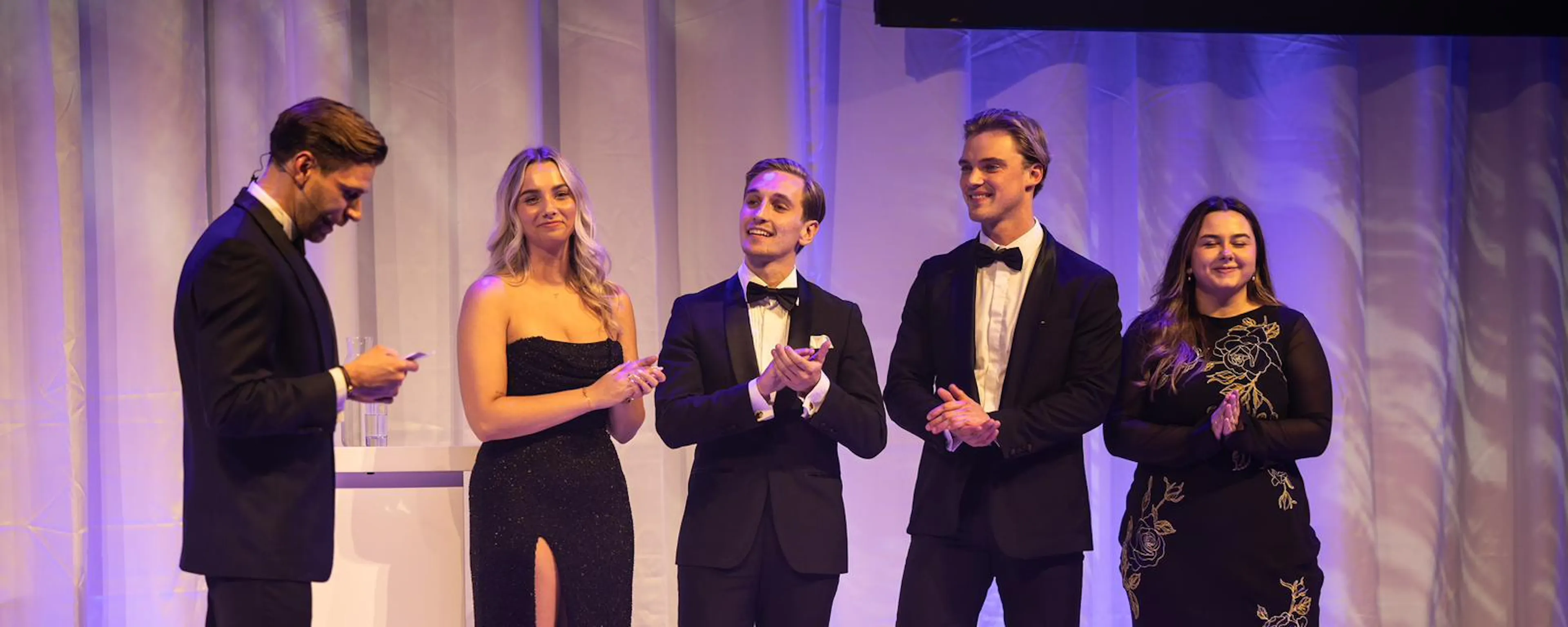 Tim met groep op gala