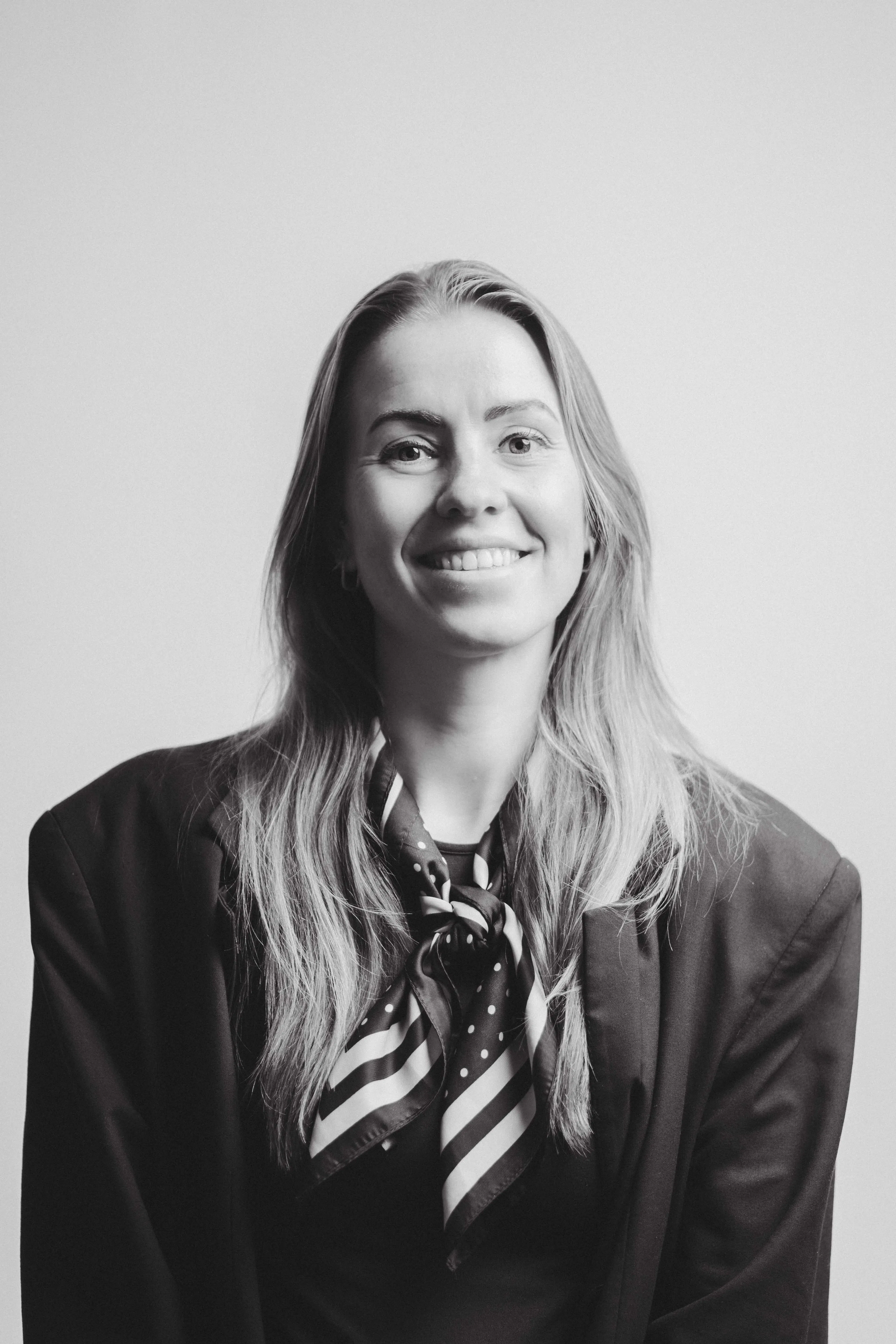 Iris Jansen manager van Talent Acquisition Elevation Group kijkt lachend in de camera